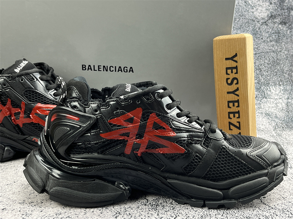 UA RUNNER GRAFFITI SNEAKER IN BLACK