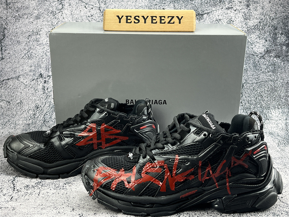 UA RUNNER GRAFFITI SNEAKER IN BLACK