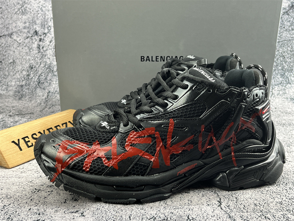UA RUNNER GRAFFITI SNEAKER IN BLACK
