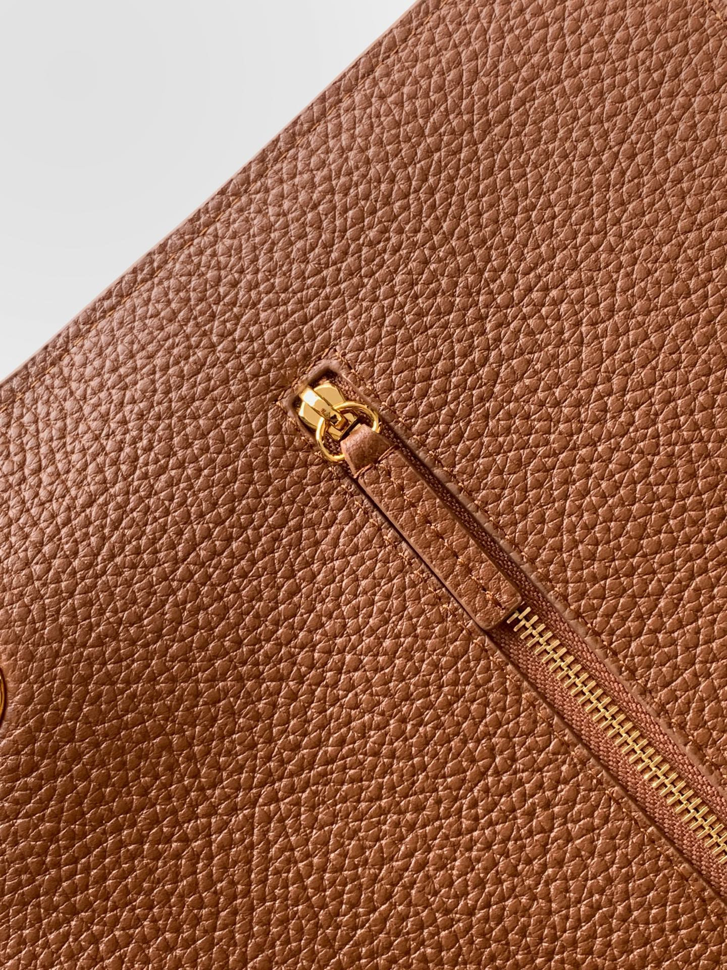 Ch**el maxi flap bag gold hardware as6233 26x38.5x11cm