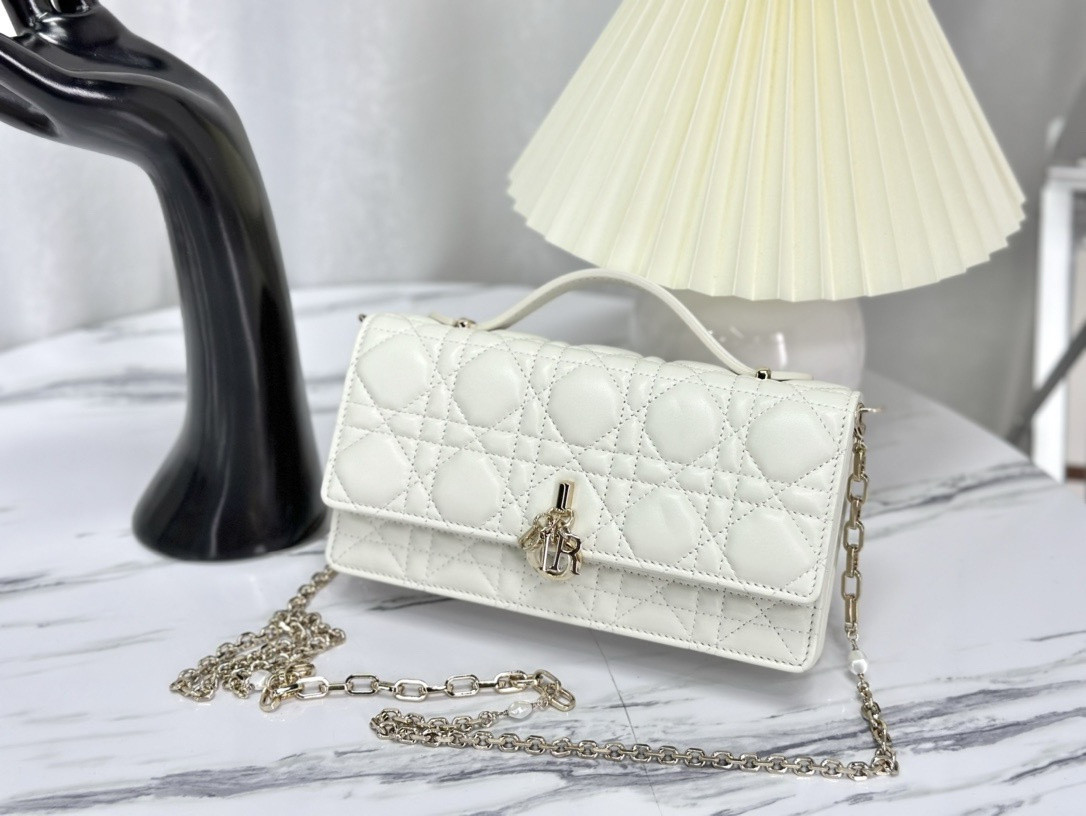 MISS D10r MINI BAG Latte Cannage Lambskin S0980ONMJ_M030 21 x 11.5 x 4.5 cm