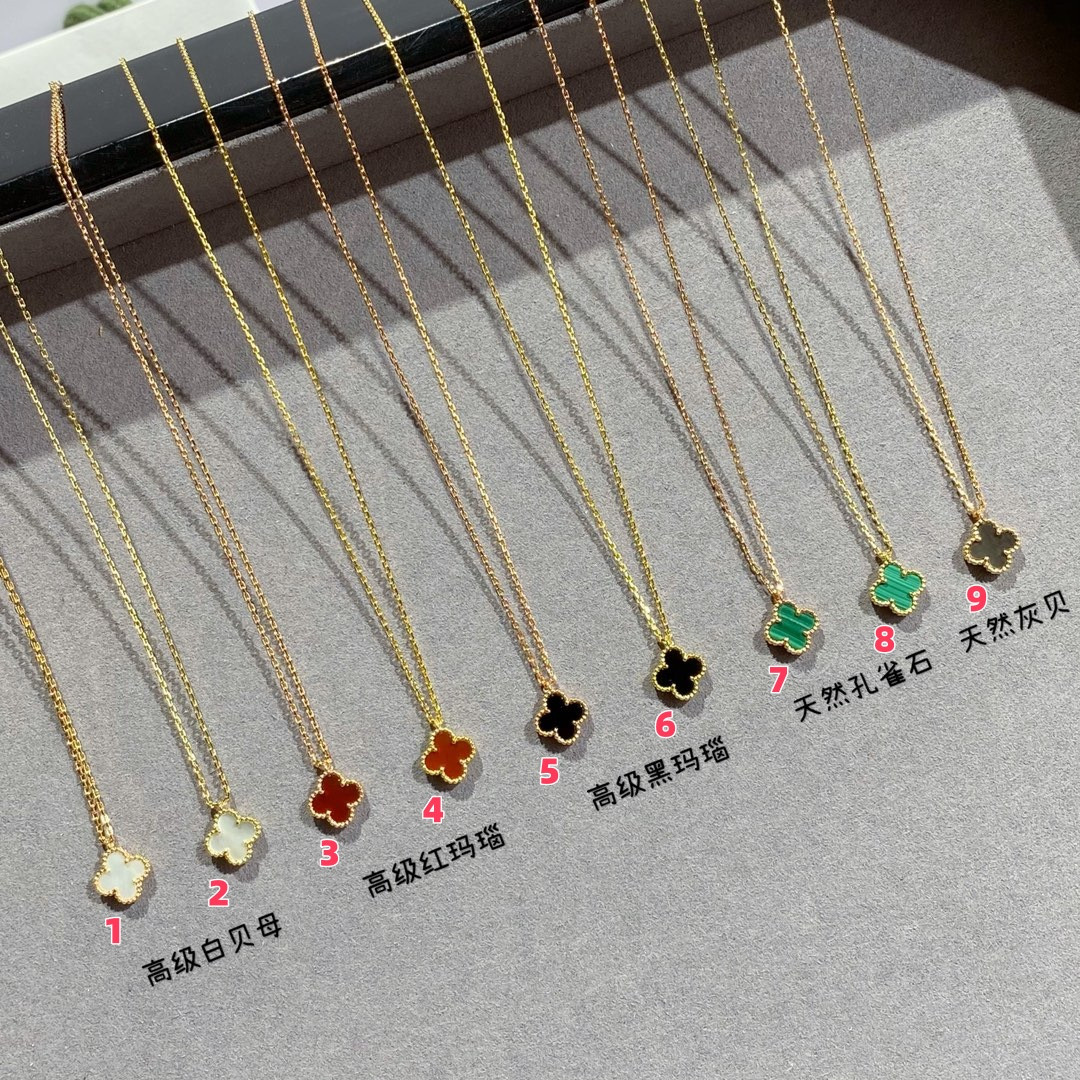V*n Cl**f & Arpels Mini Four-Leaf Clover Necklace Diameter approx 1.0cm, Chain length approx 40+5cm
