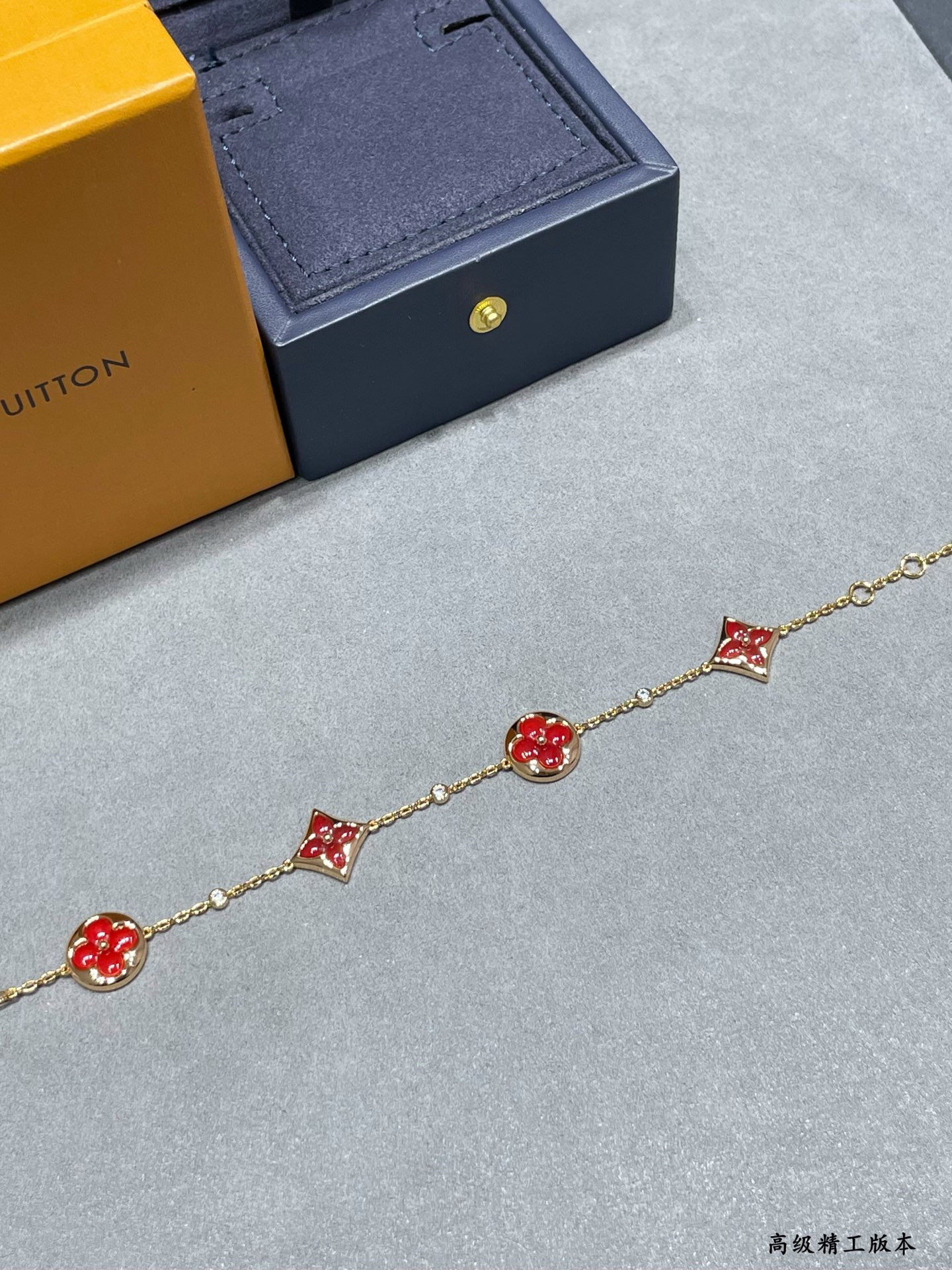 L0vis Vvtt0n Large Red Agate Four Flower Bracelet