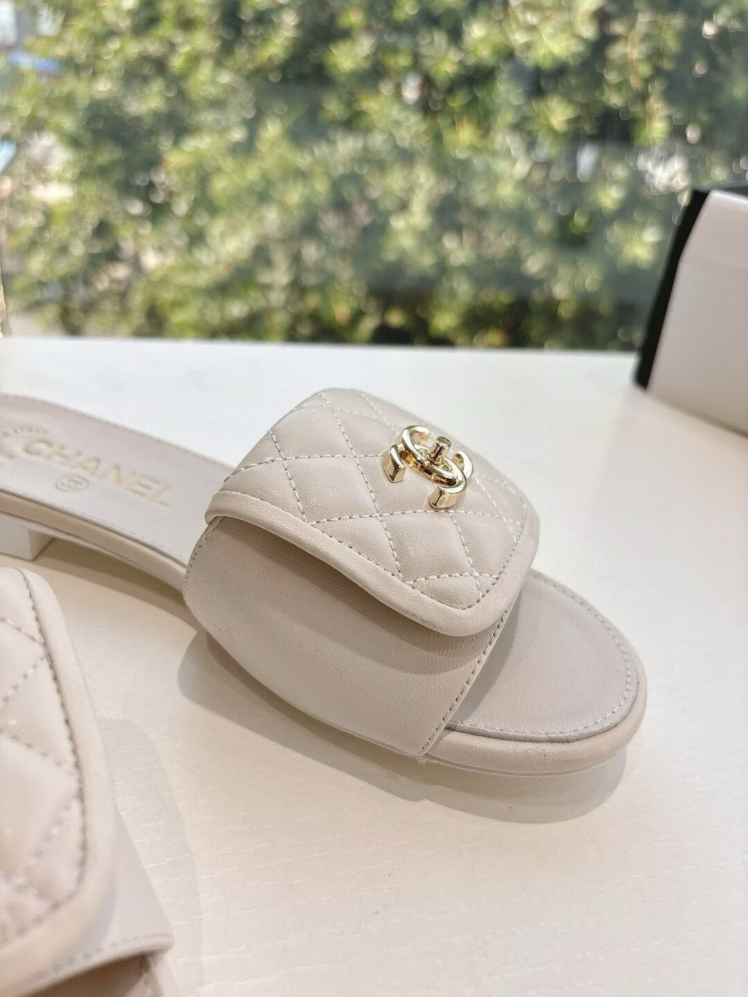 ua Ch**el slippers