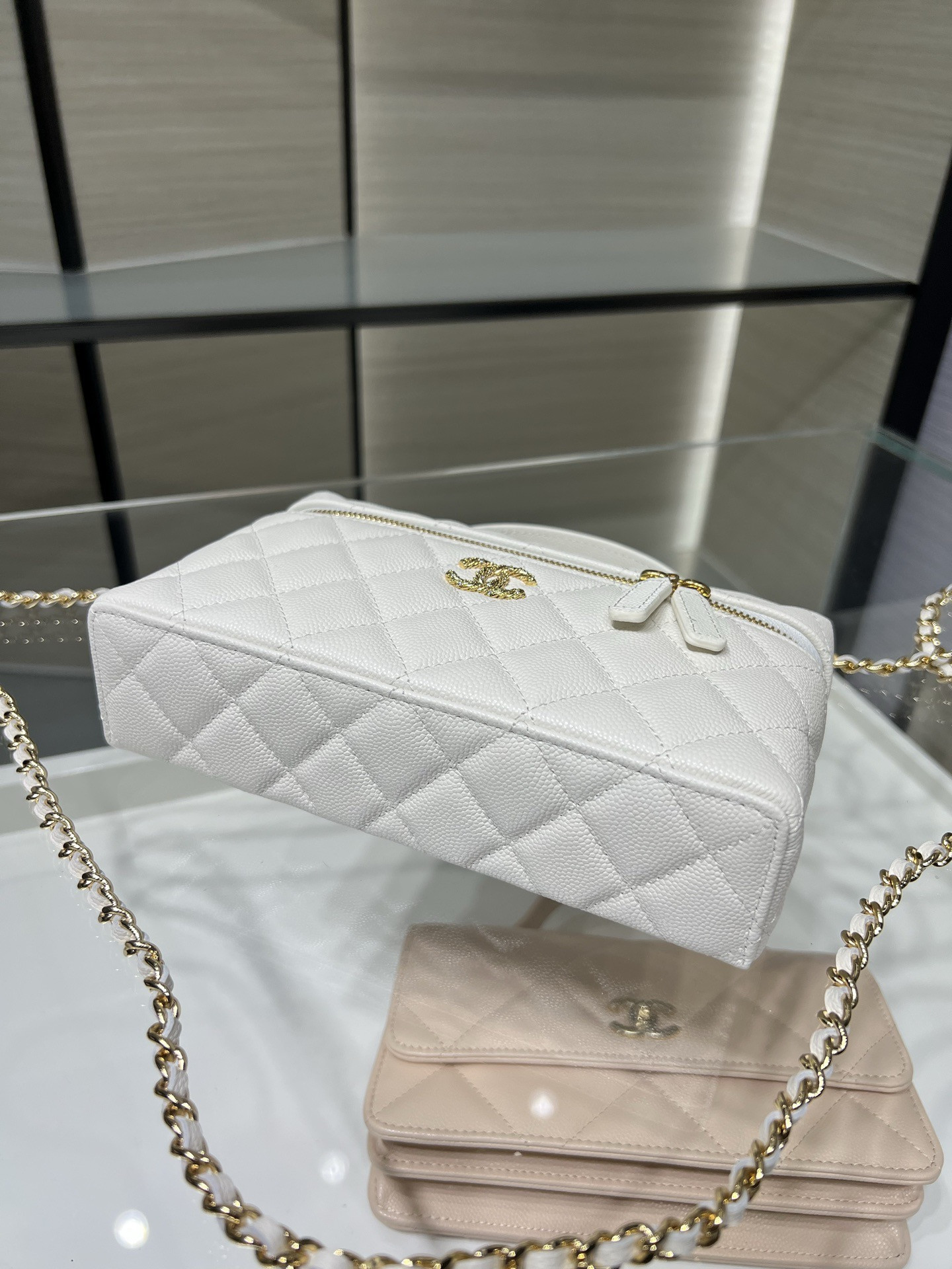 Ch**el classic vanity with chain handbag ap5090 17x19.5x5cm