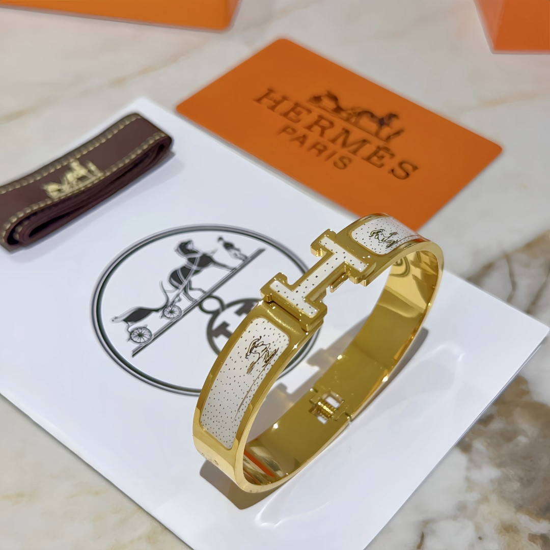 H**me5 enamel bracelet