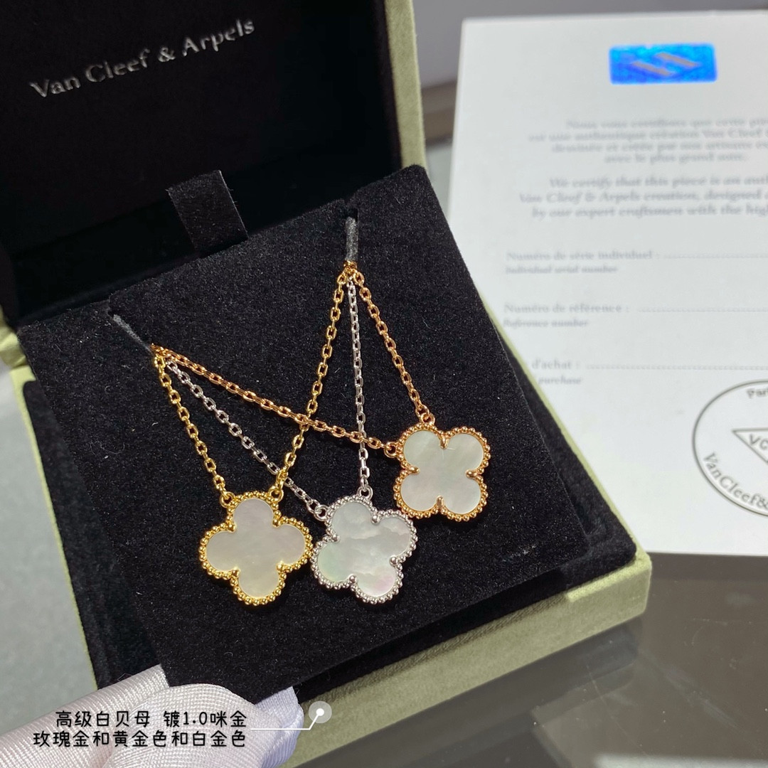 V*n Cl**f & Arpels Medium Classic Four Leaf Clover Necklace Diameter approx 1.5cm,Chain length approx 40+5cm