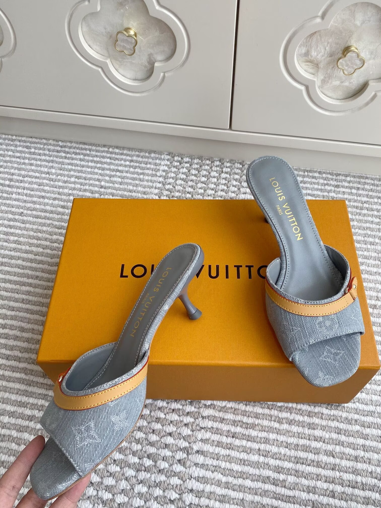 UA LV 6AM Mule