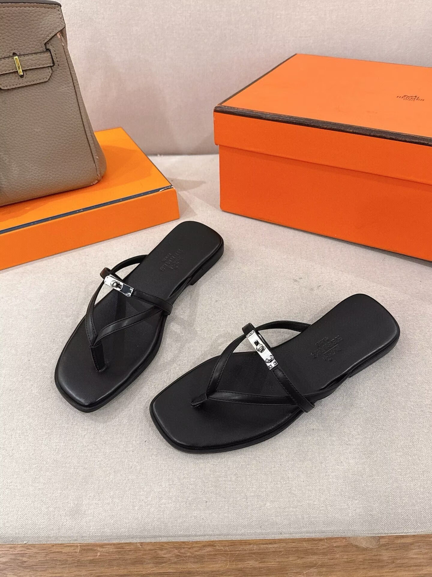 ua H**me5 miss sandals