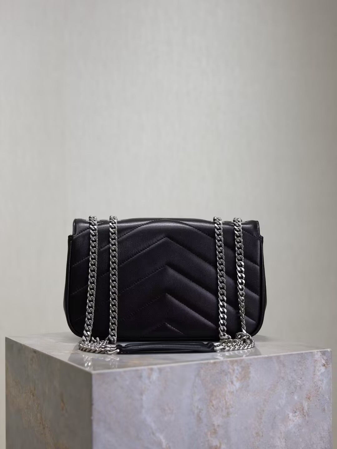 Y51 LOULOU small in MATELASSÉ lambskin 24x14x6cm
