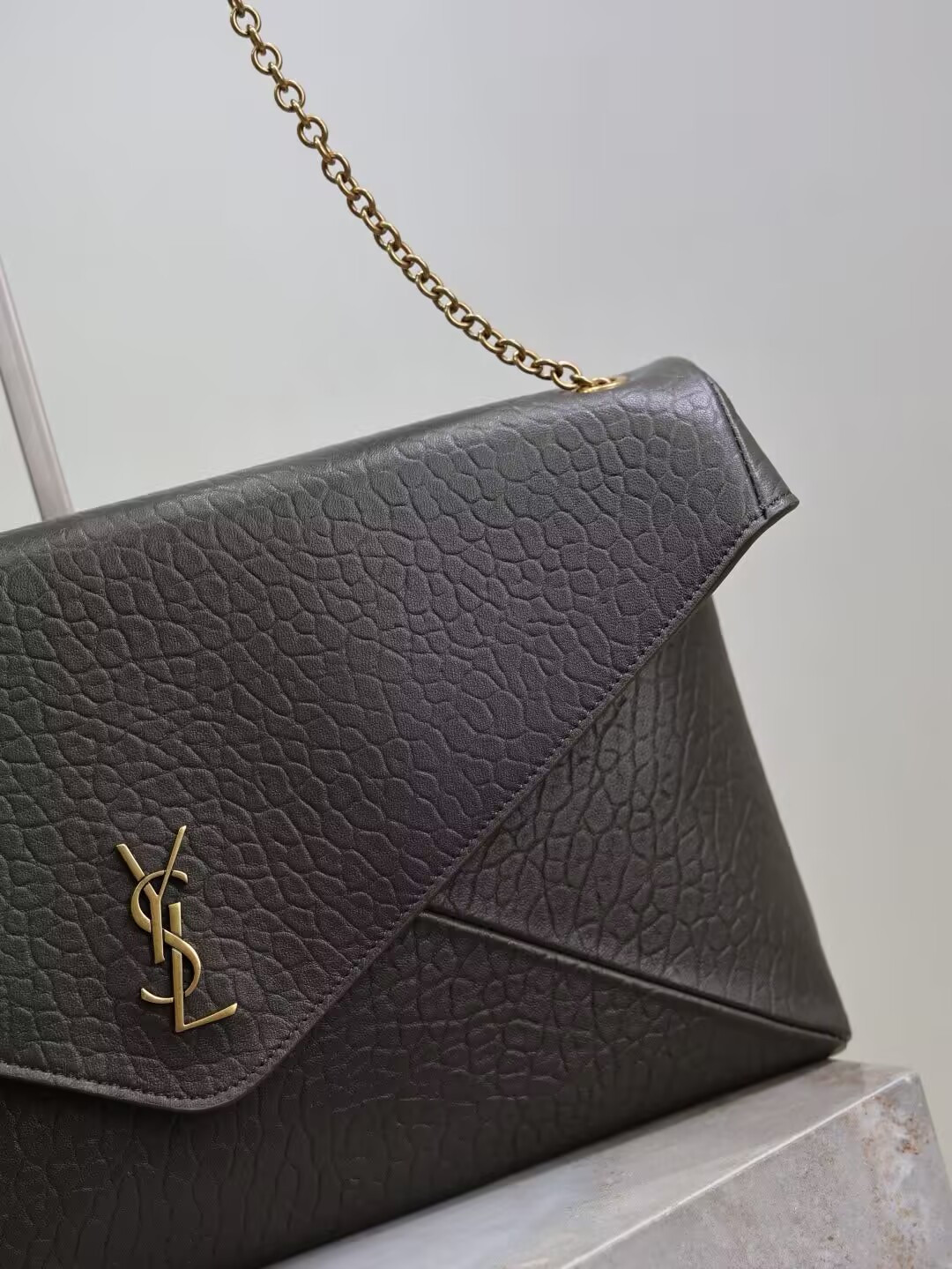 Y51 cassandre pouch on chain 35x22x3-4.2cm