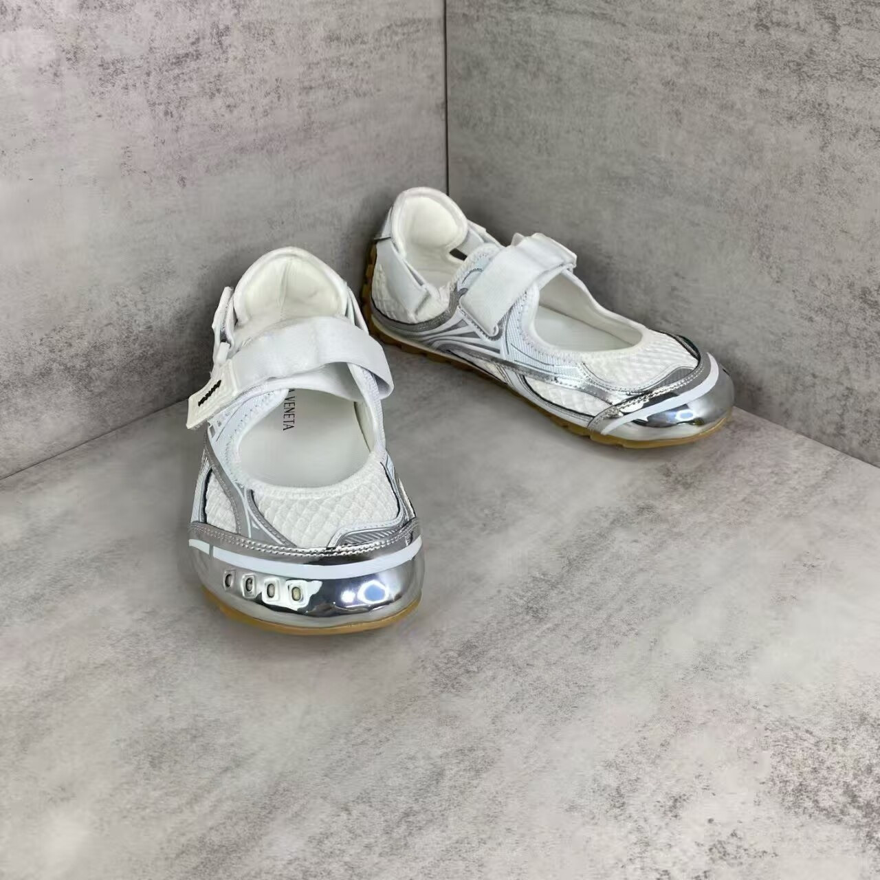 ua b0tt*ga Ven*ta orbit flash mary-jane sneaker