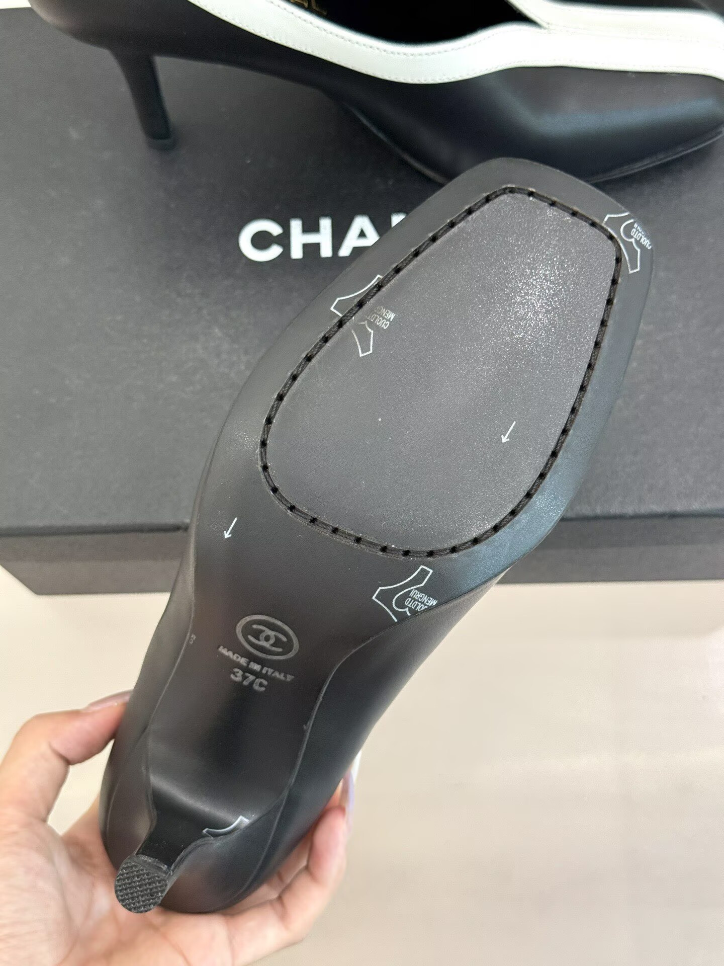 ua Ch**el pumps