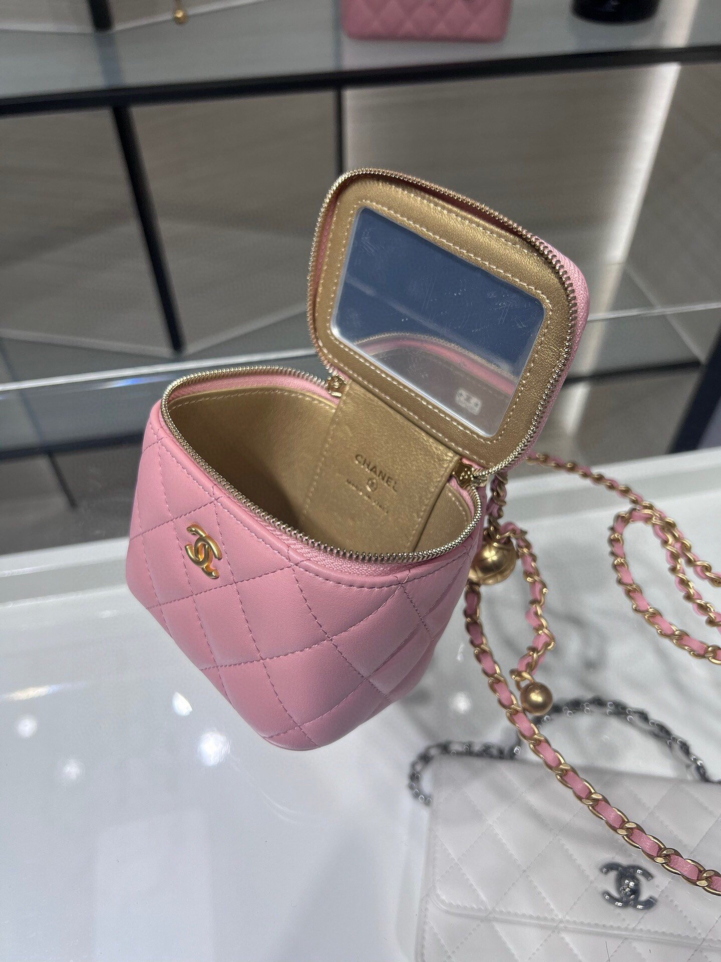 Ch**el small vanity with chain 8.5x11x7cm