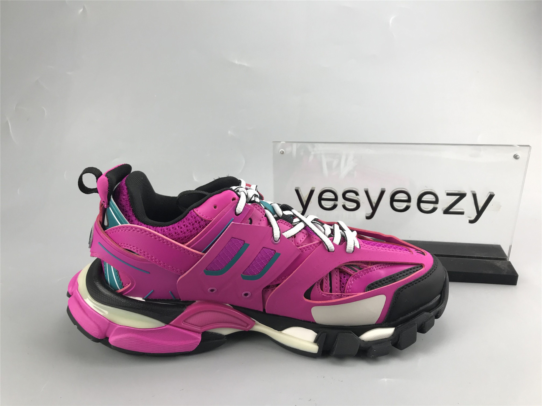 UA TRACK TRAINER BLACK PLUM SNEAKER