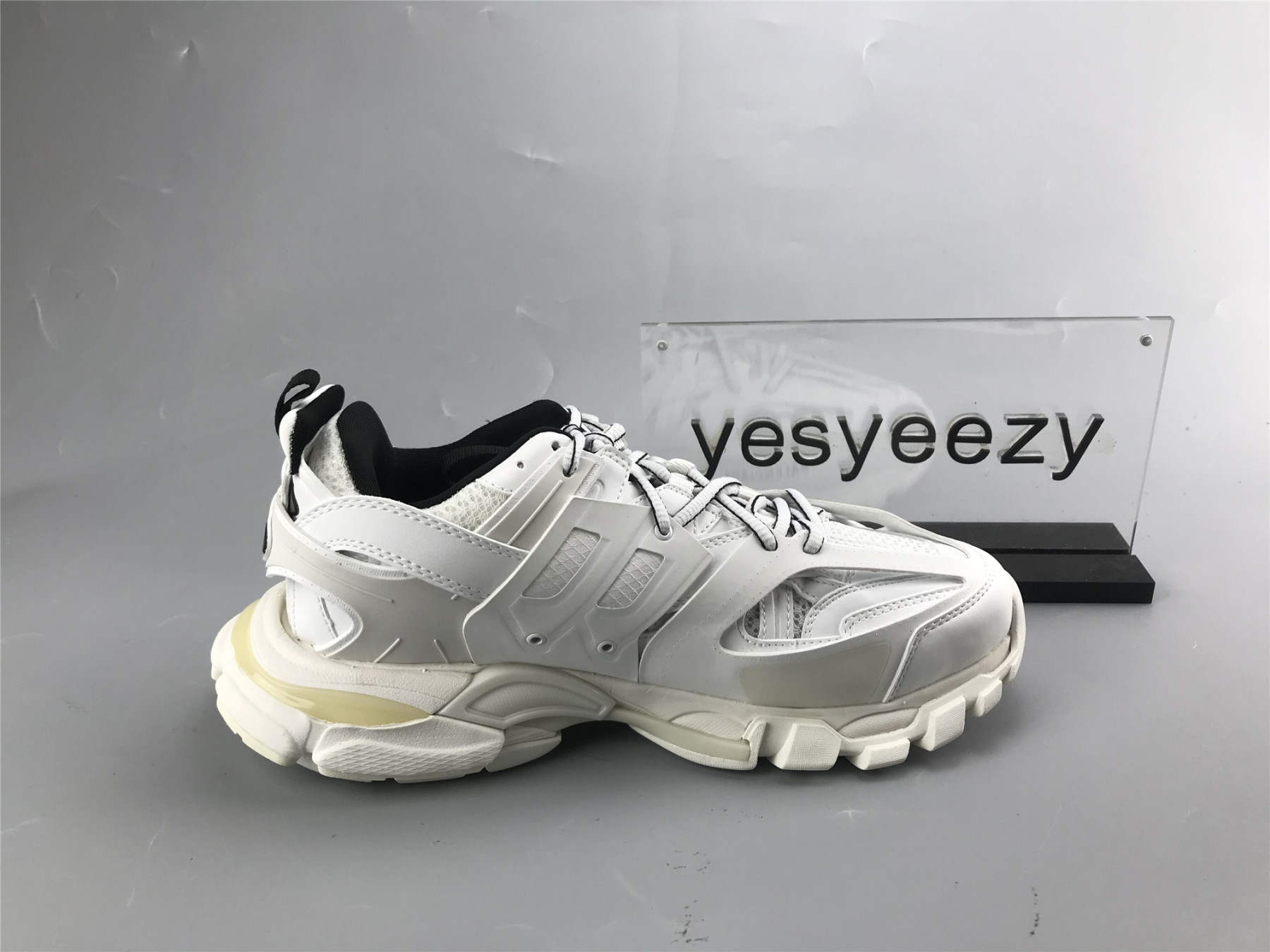 UA TRACK TRAINER WHITE BLACK
