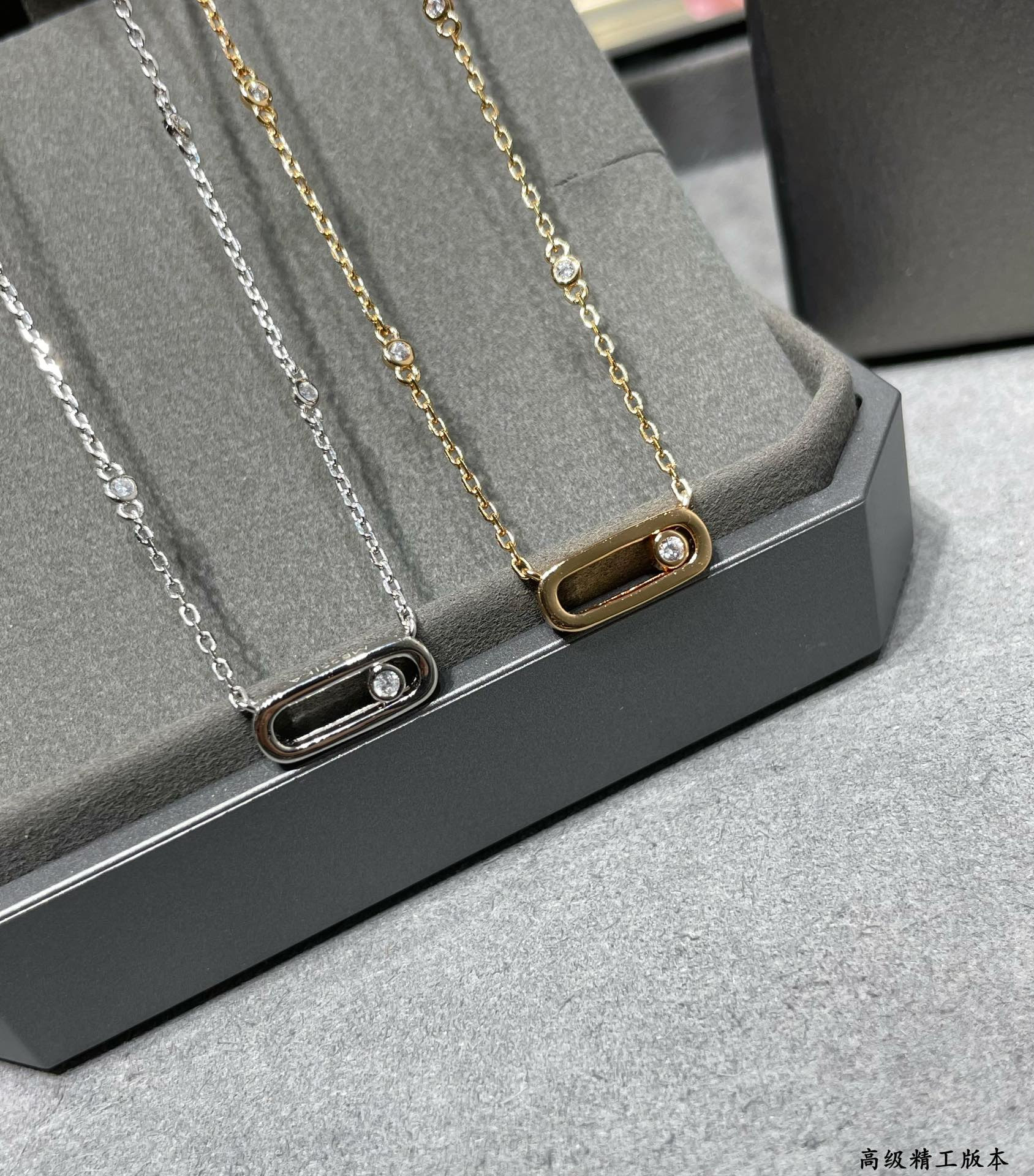 Mes1kaa polished single d1am0nd moving necklace