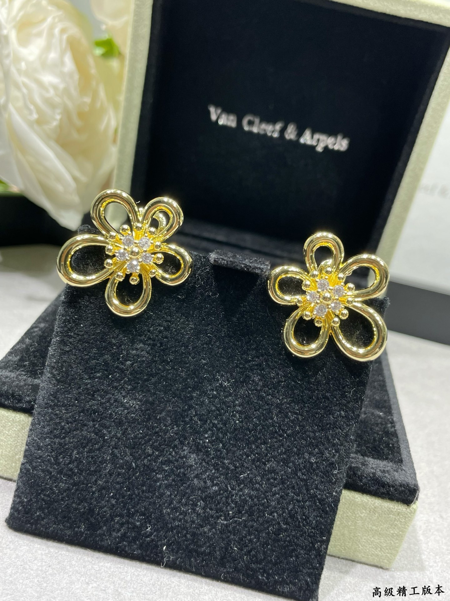 V*n Cl**f & arpels flowerlace earrings