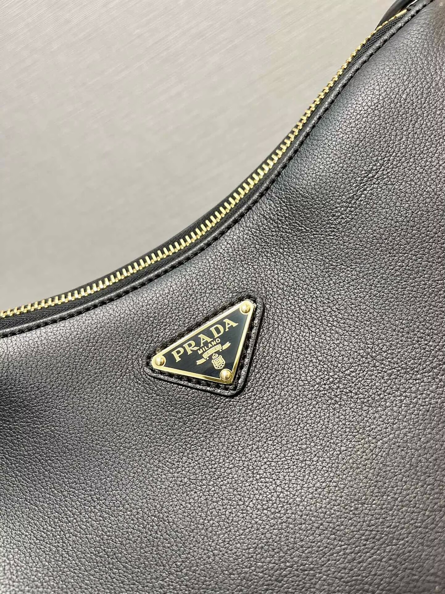 Pra*a Aimée leather shoulder bag 31x18x10cm