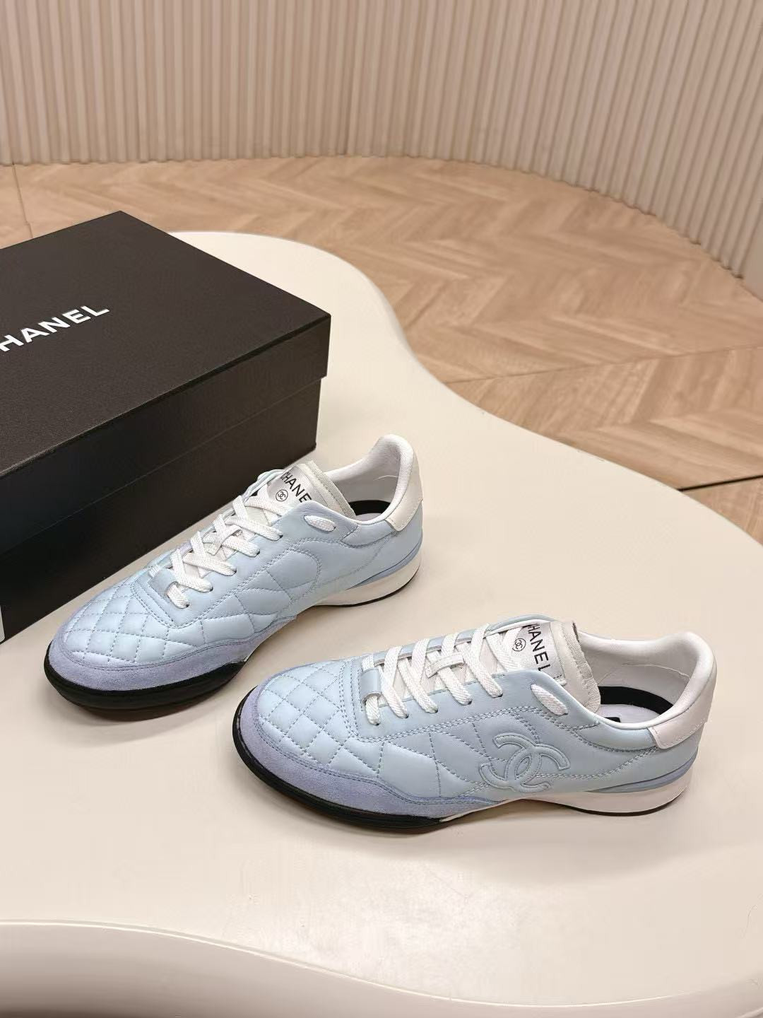 UA Ch**el SNEAKER