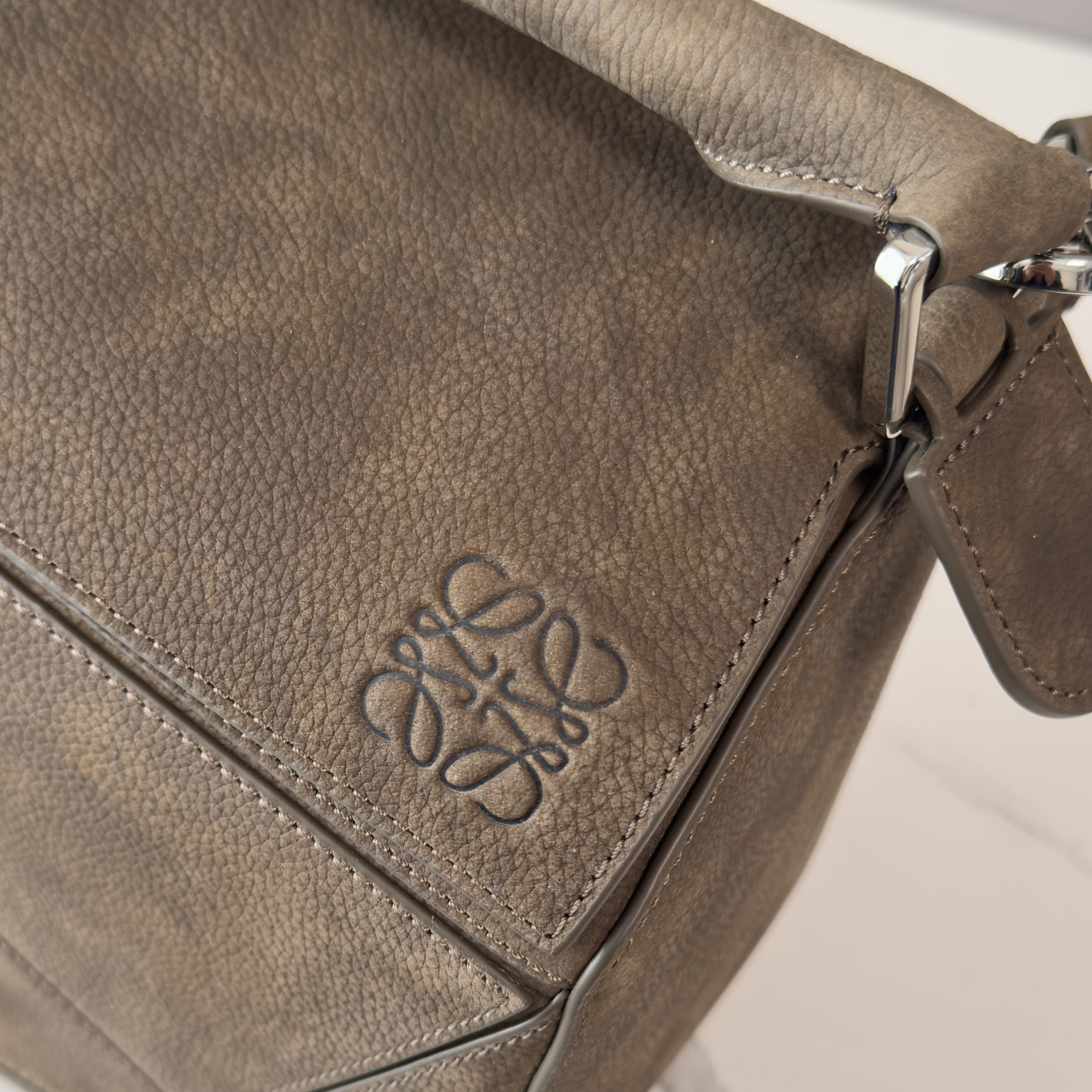 L0ew* featherlight puzzle bag in grained nubuck 33x21.5x14.7cm
