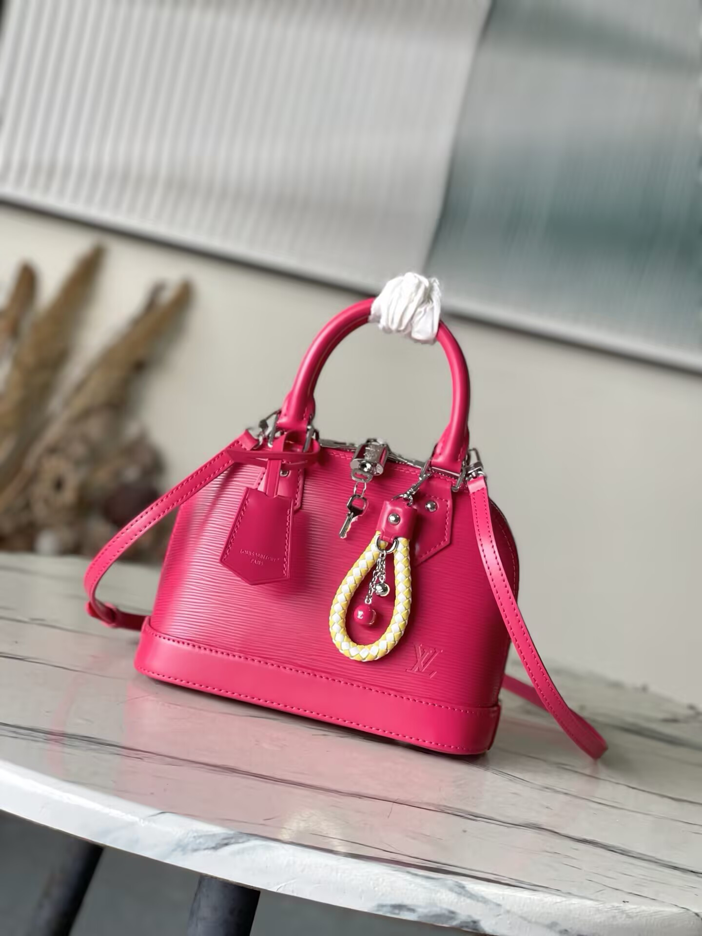 LV Alma BB M28902 23.5x17.5x11.5cm