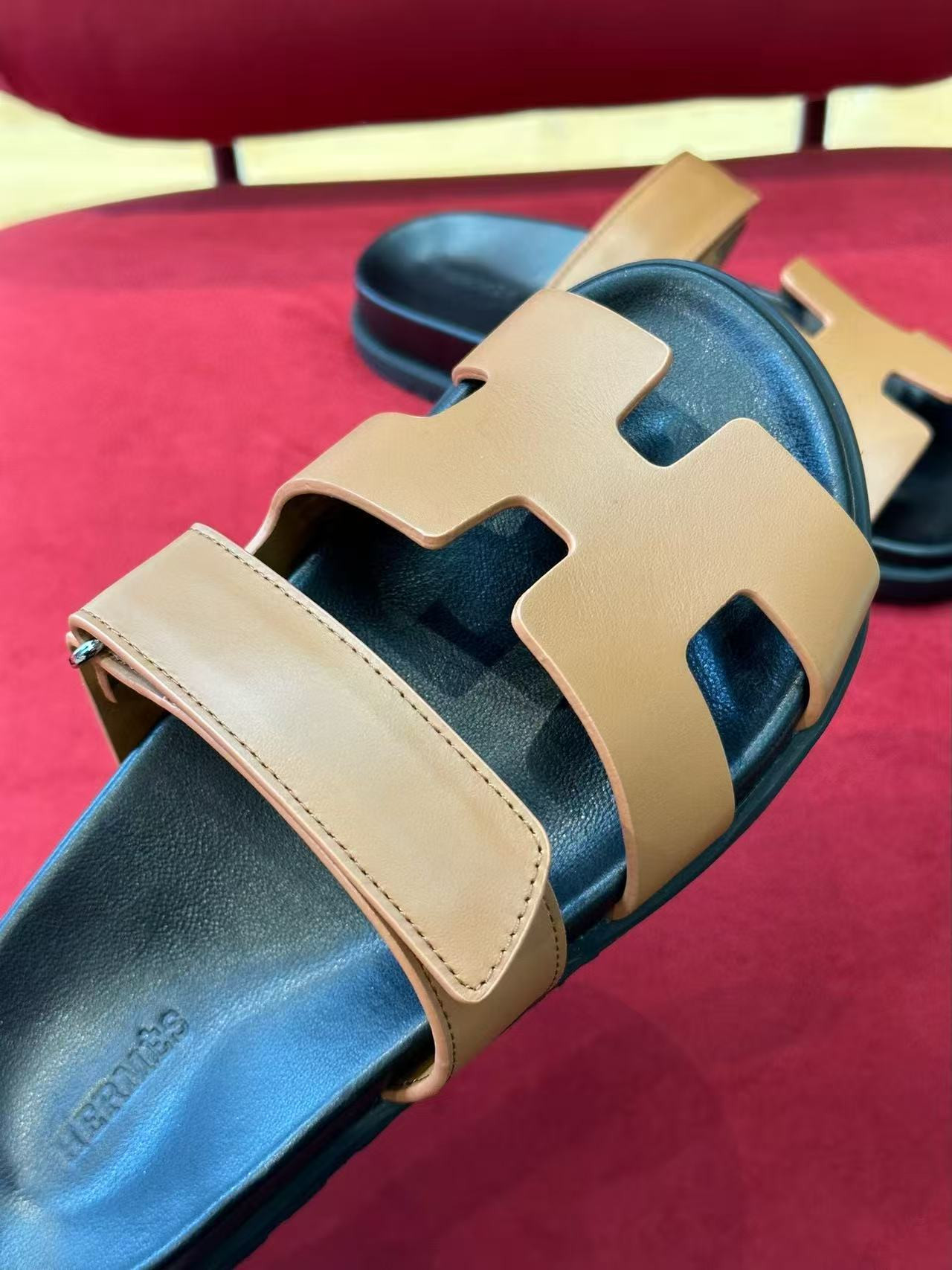 UA H**me5 Chypre Sandal