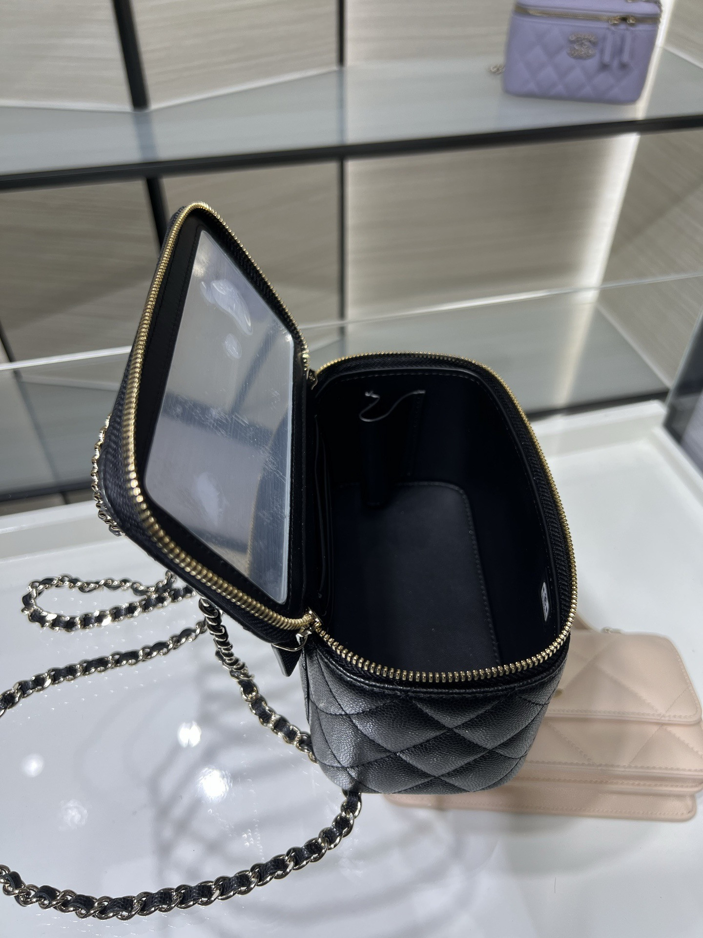 Ch**el vanity with chain ap5182 9.5x17x8cm