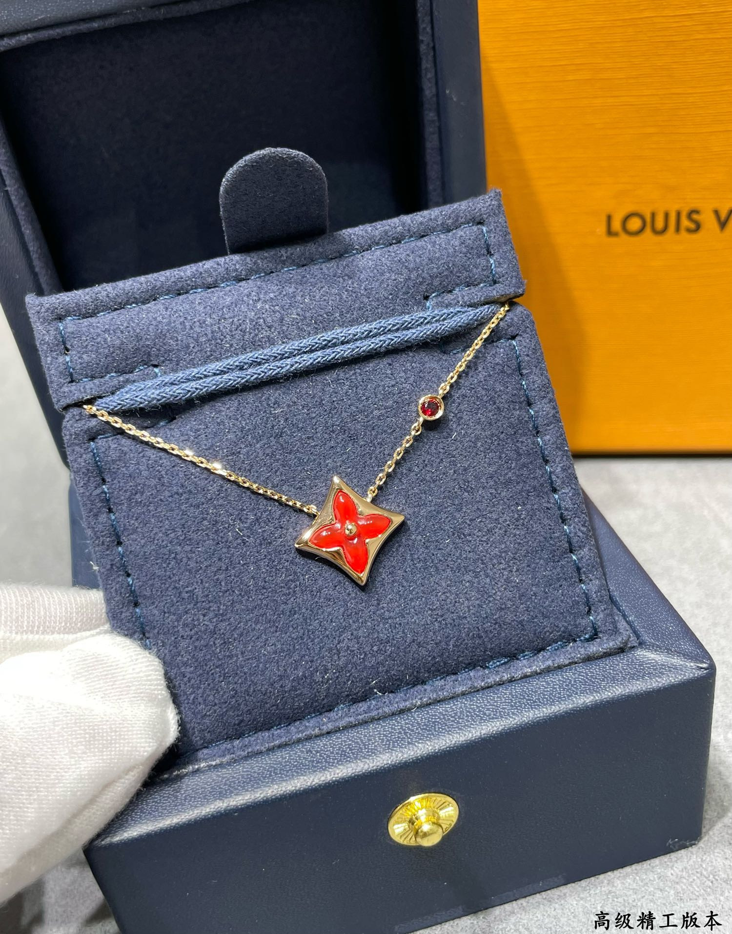 L0vis Vvtt0n Square Red D1am0nd Mother-of-Pearl Necklace