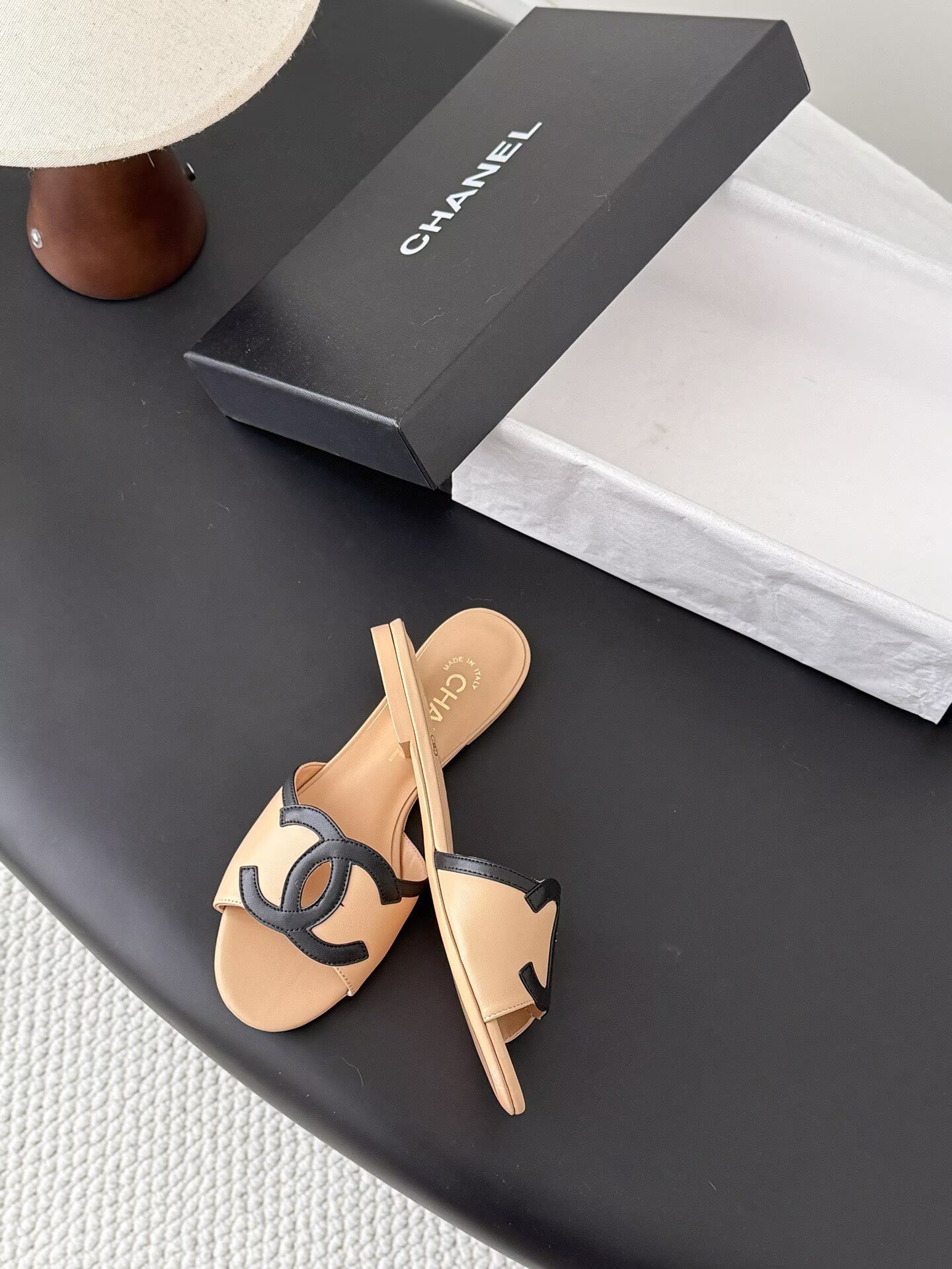 ua Ch**el sandals