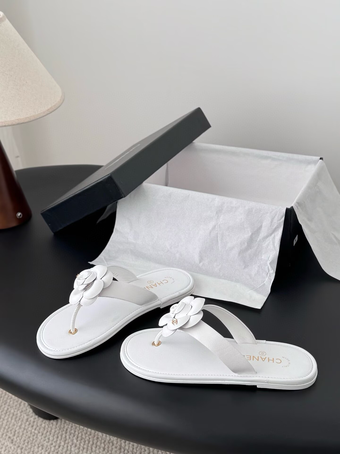 ua Ch**el thongs slides