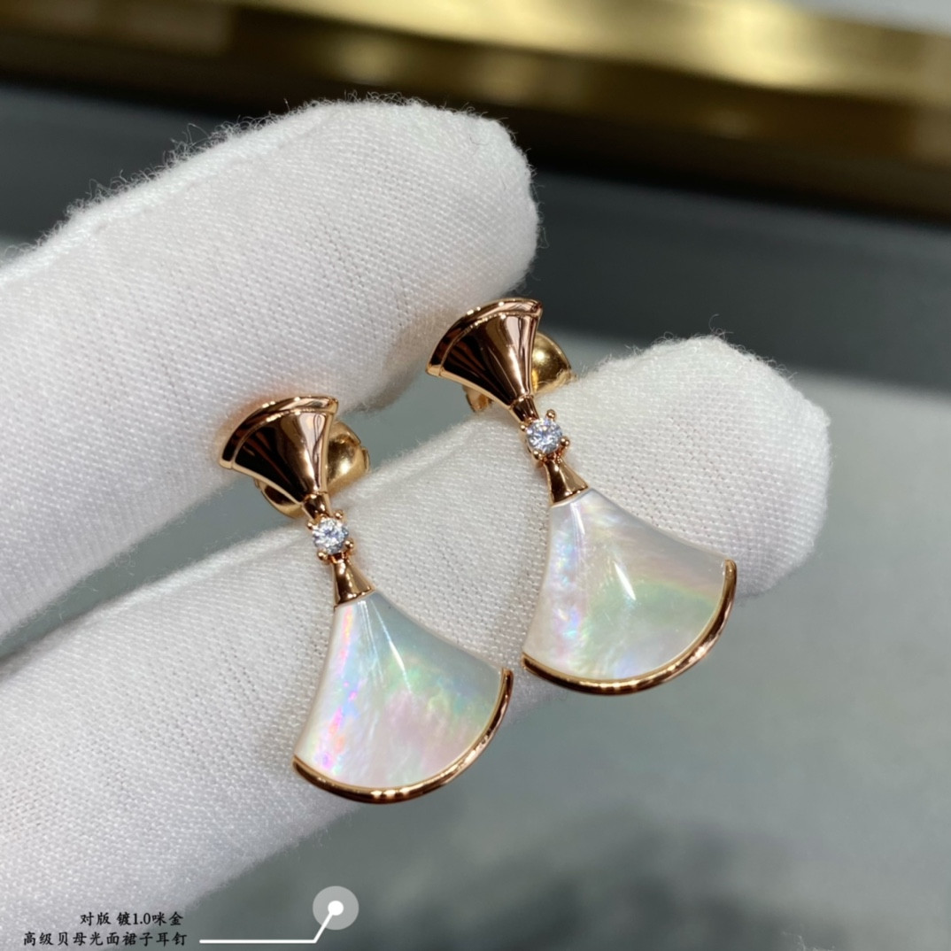 Bv1g*ai Glossy Scalloped Skirt Earrings