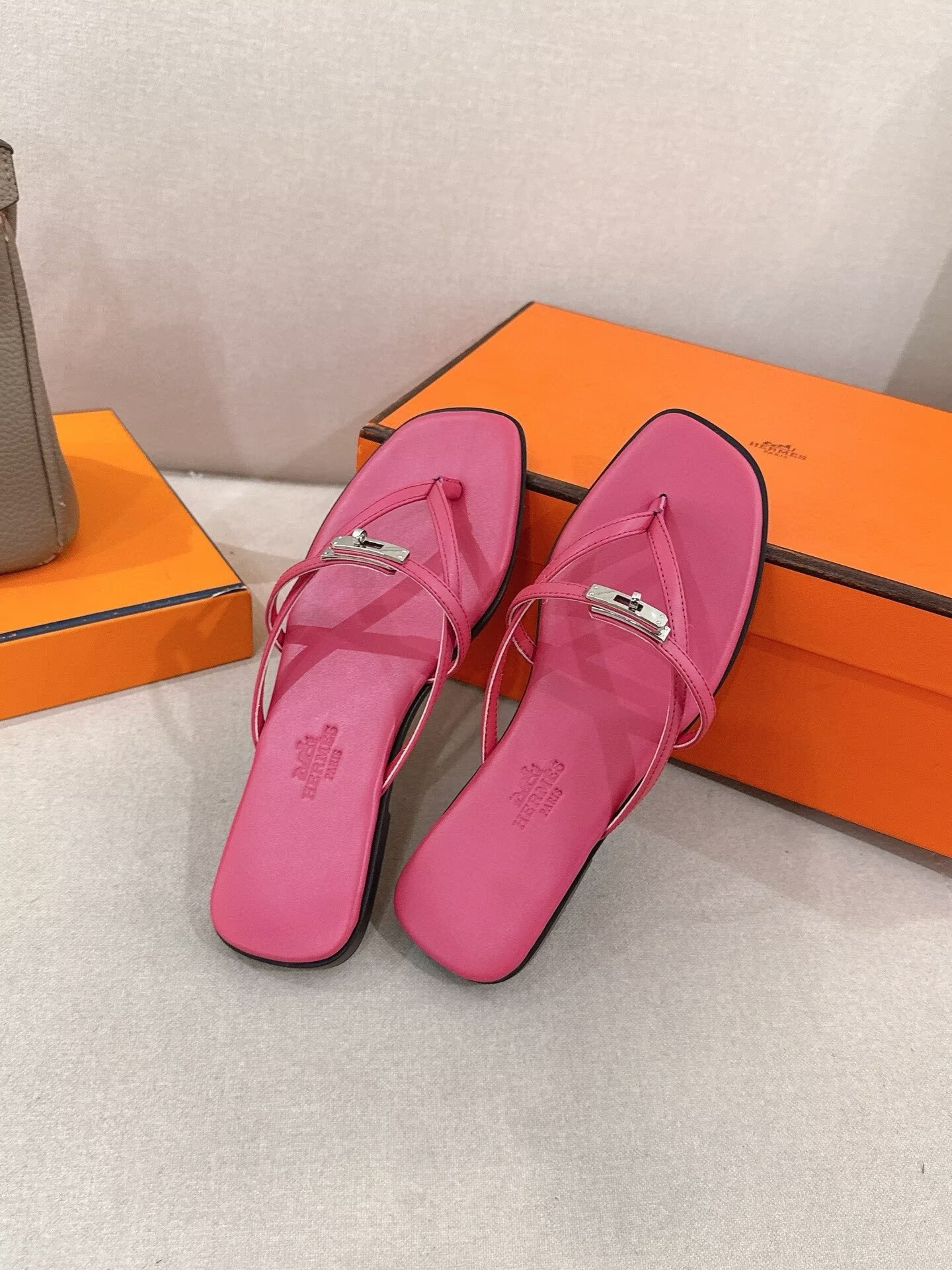ua H**me5 miss sandals