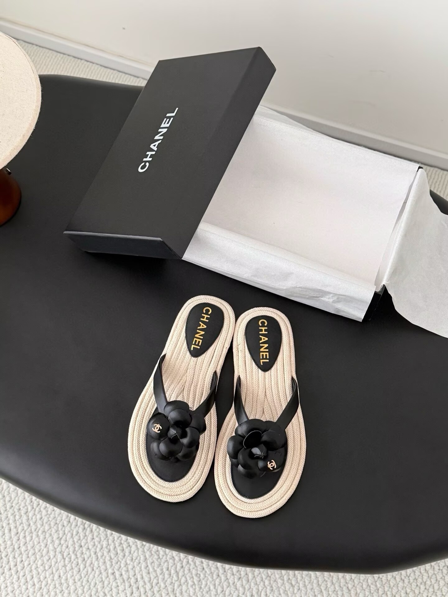 ua Ch**el thongs slides