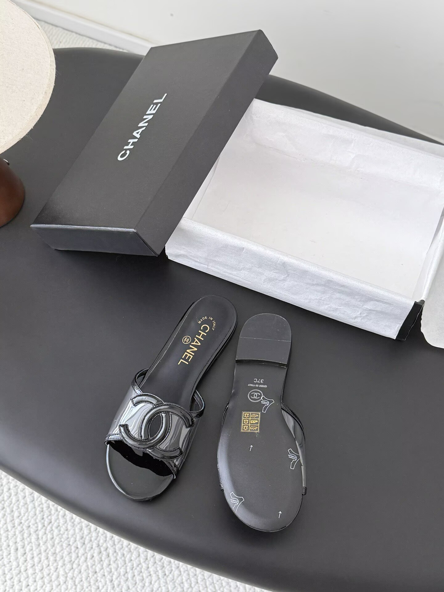 ua Ch**el sandals
