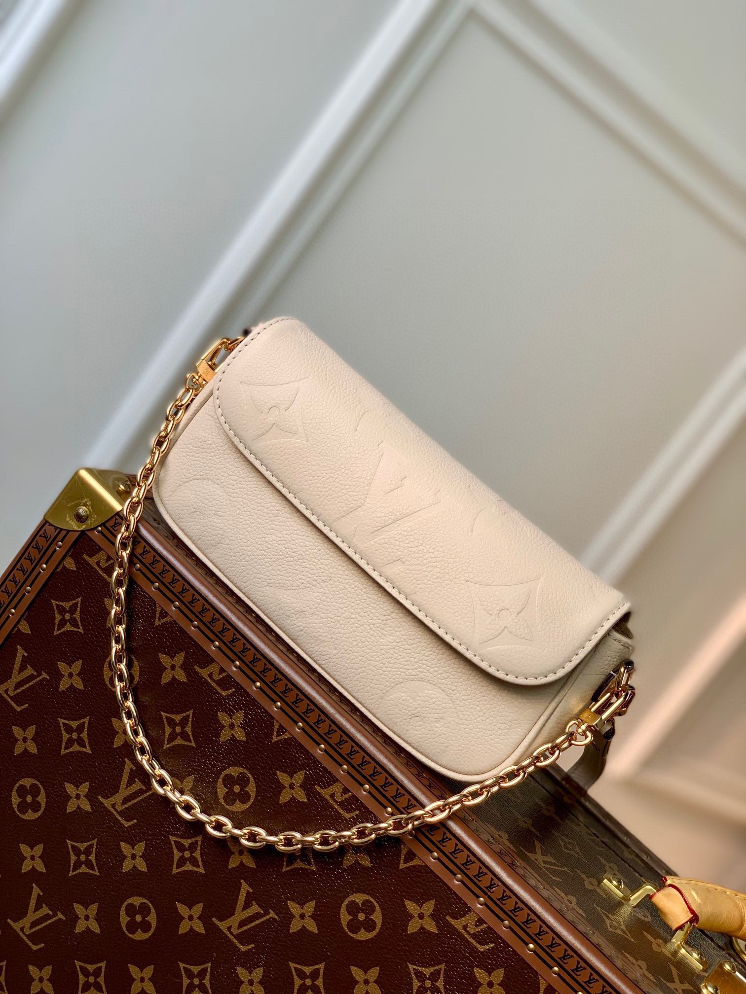 L0vis Vvtt0n Wallet on Chain Ivy M82210