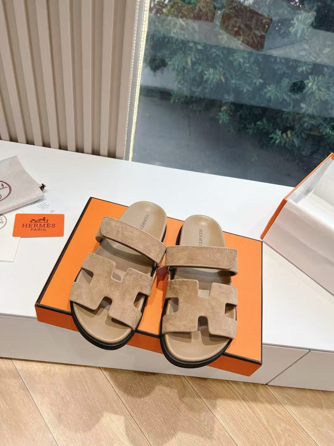 UA H**me5 Chypre Sandal