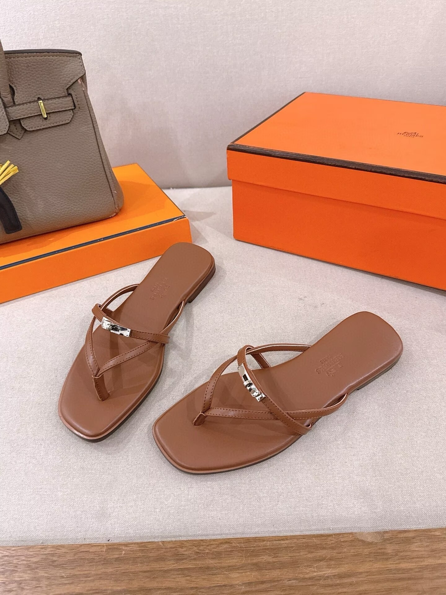 ua H**me5 miss sandals
