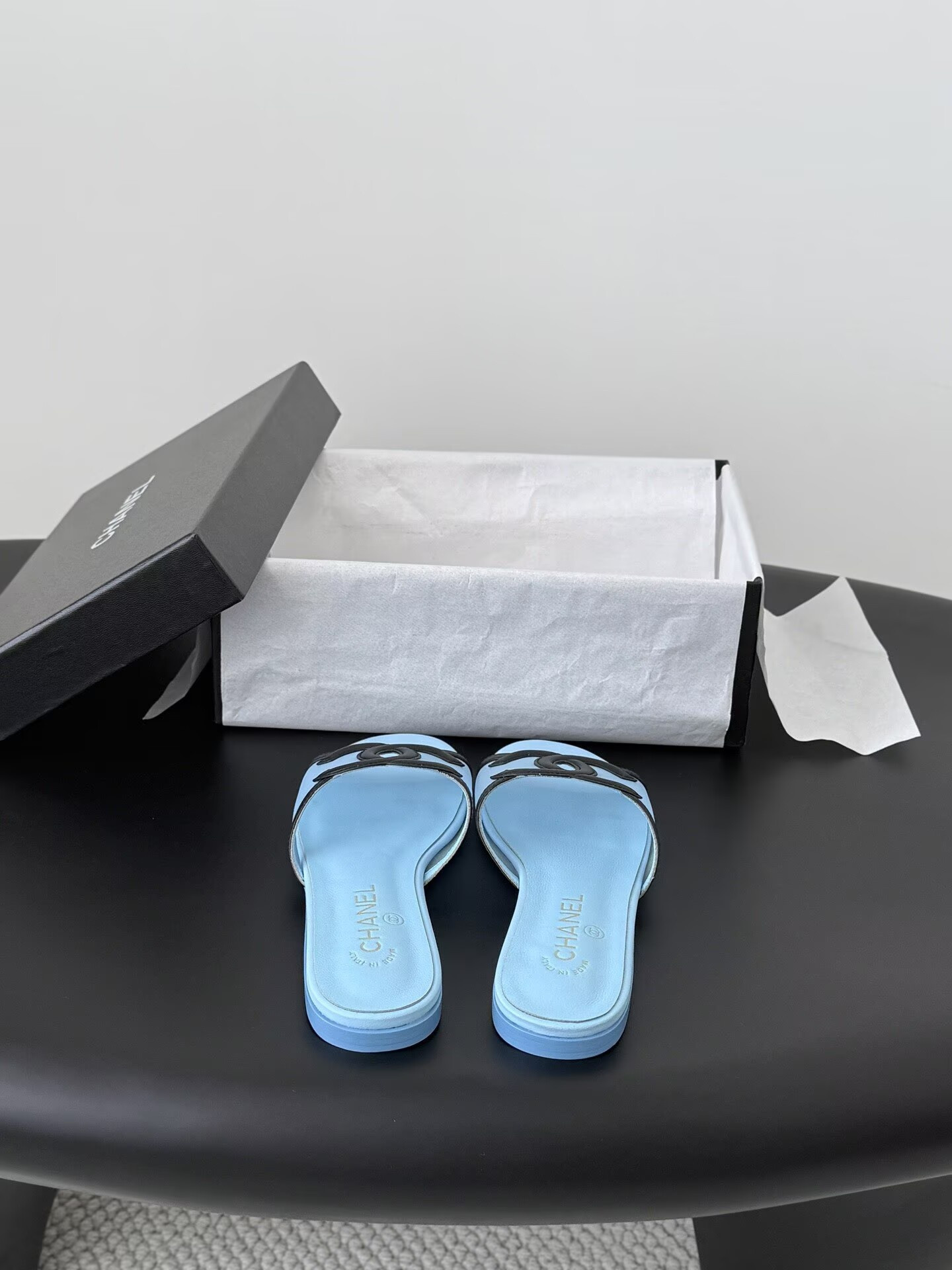 ua Ch**el sandals