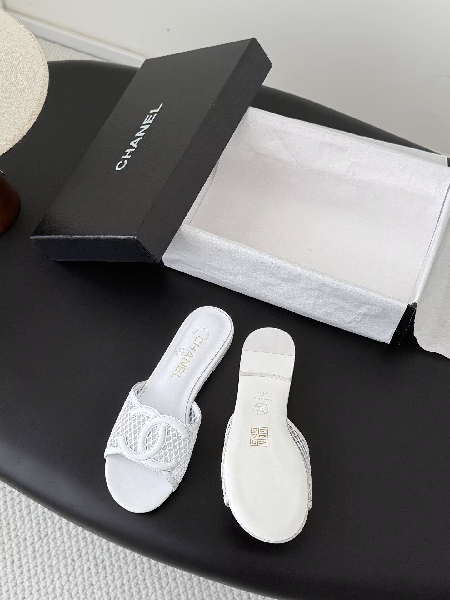 ua Ch**el sandals