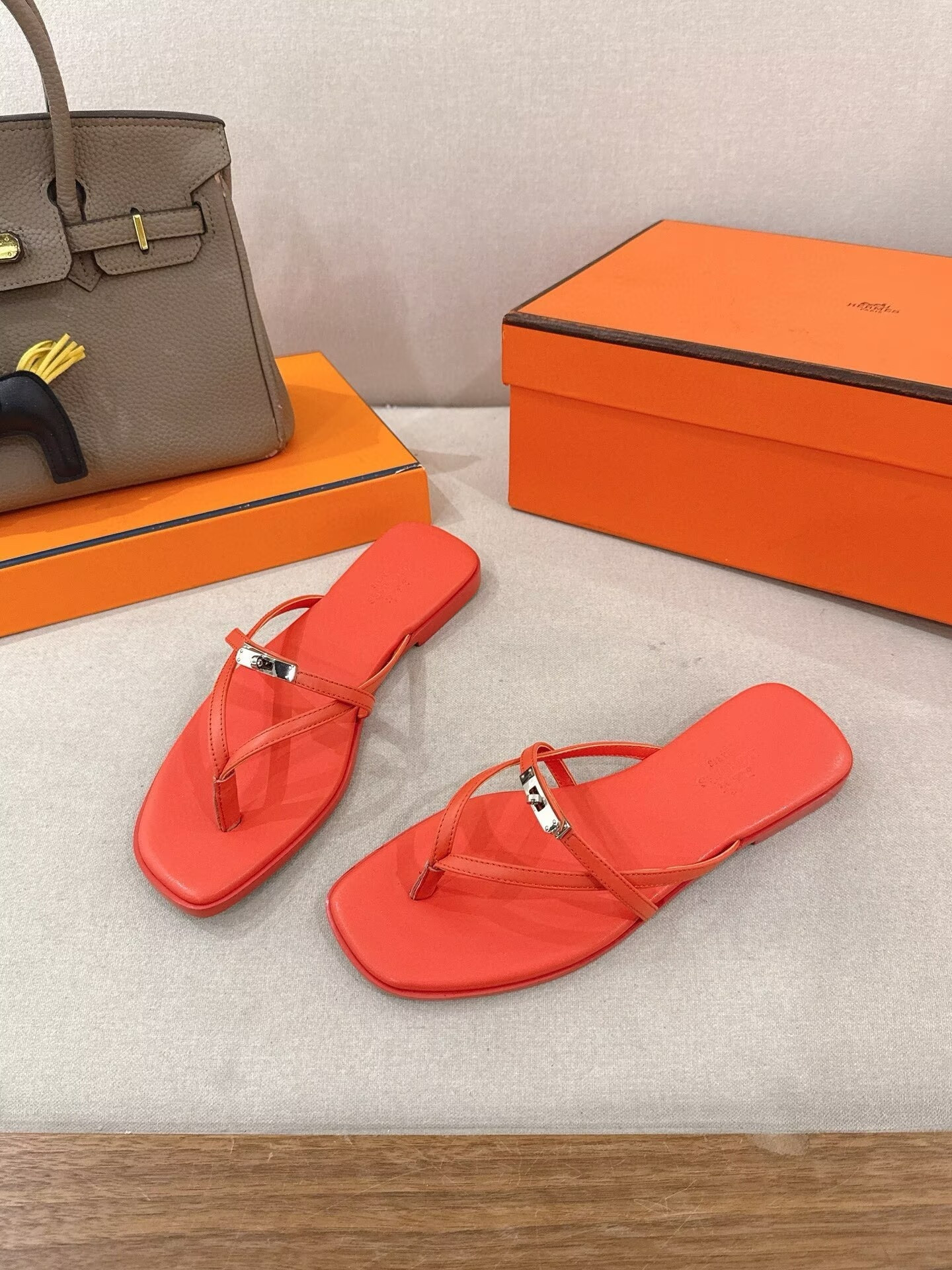 ua H**me5 miss sandals
