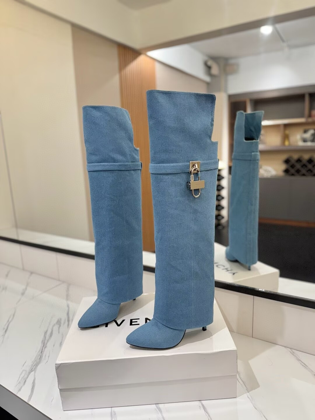 ua G1uenchy shark lock boots