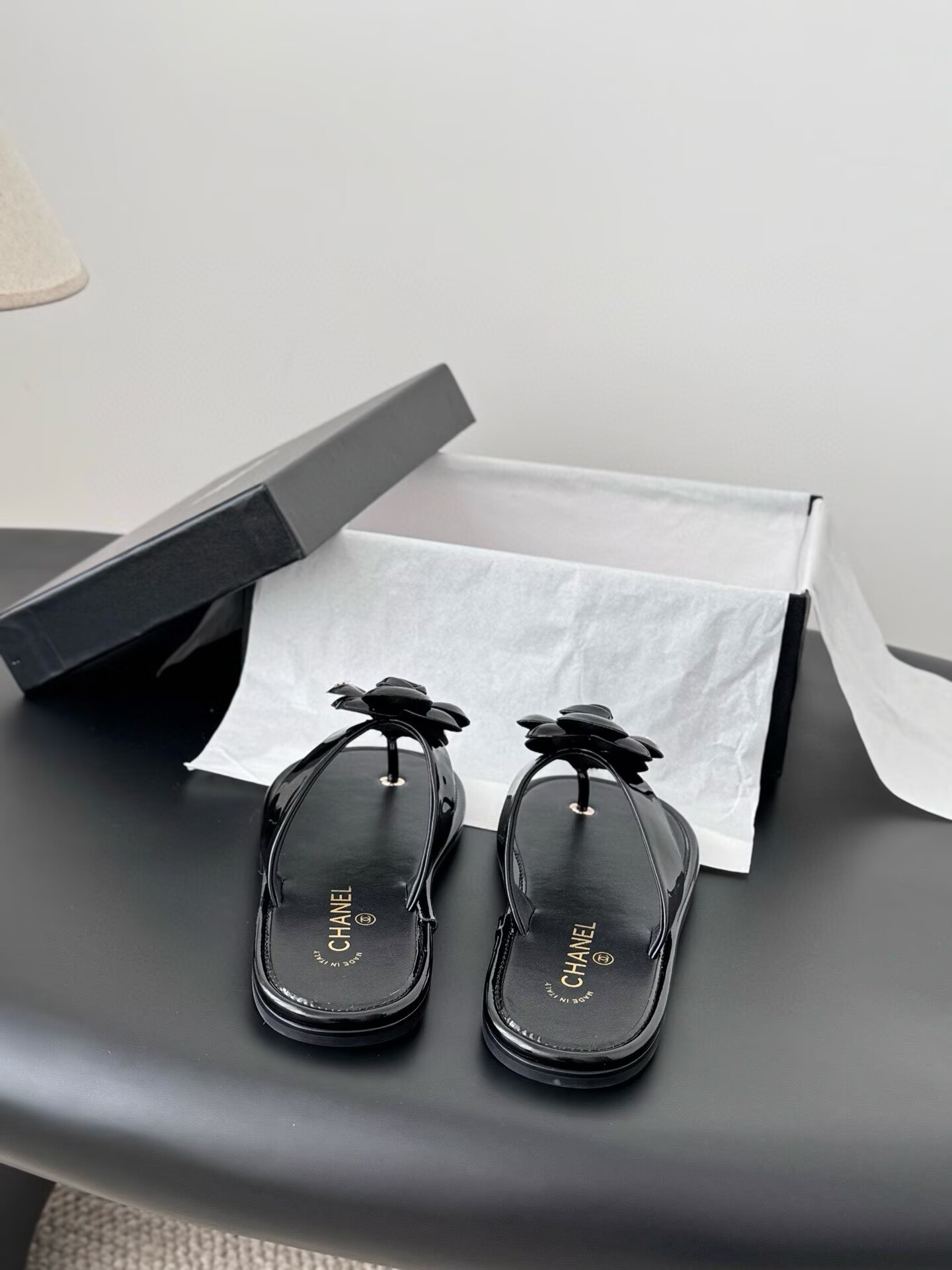ua Ch**el thongs slides