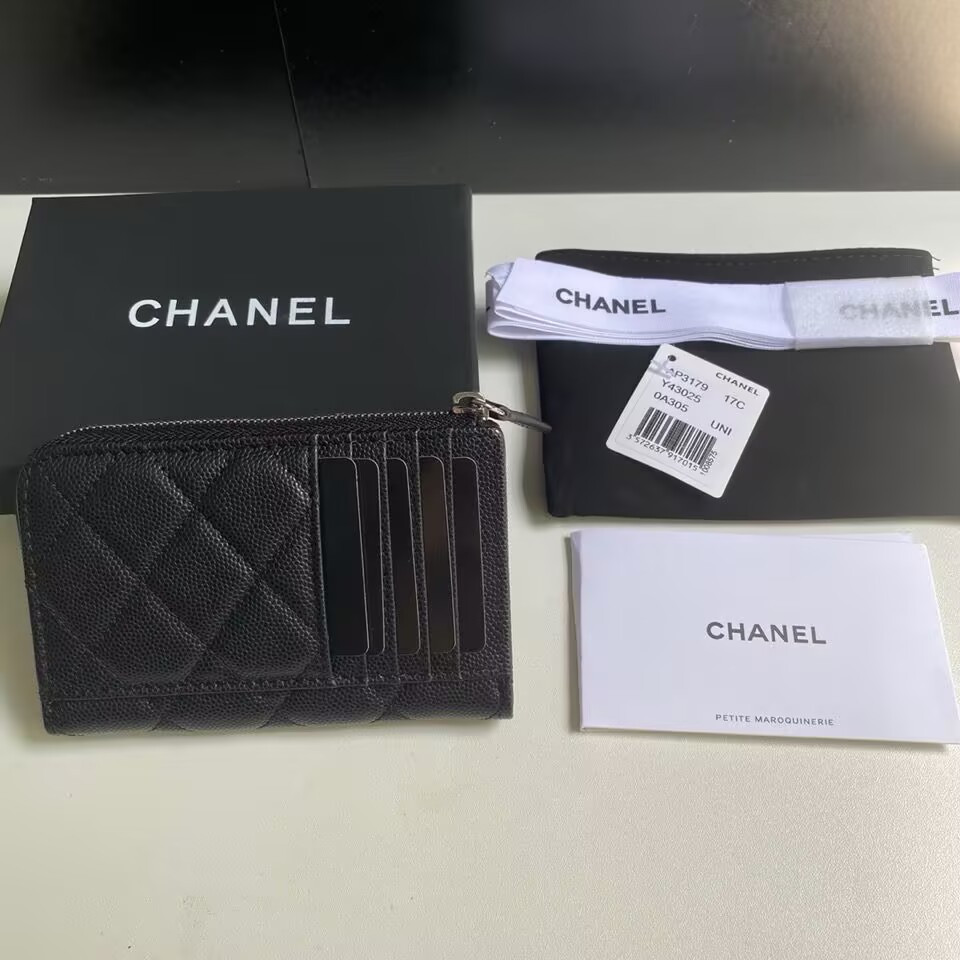 Ch**el Classic Zipped Card Holder 8.5 x 13.3 x 2.9cm