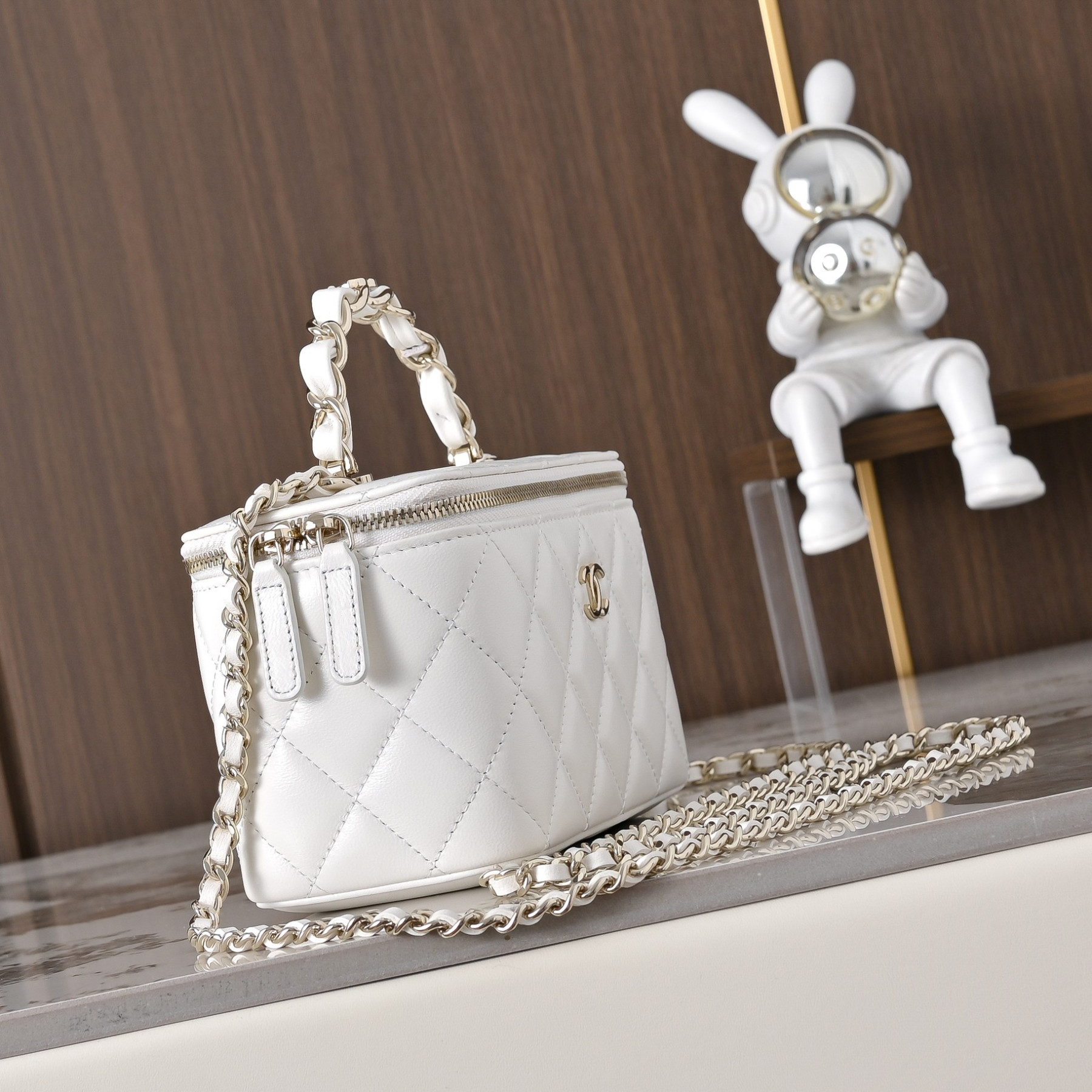 Ch**el vanity with chain 9.5x17x8cm