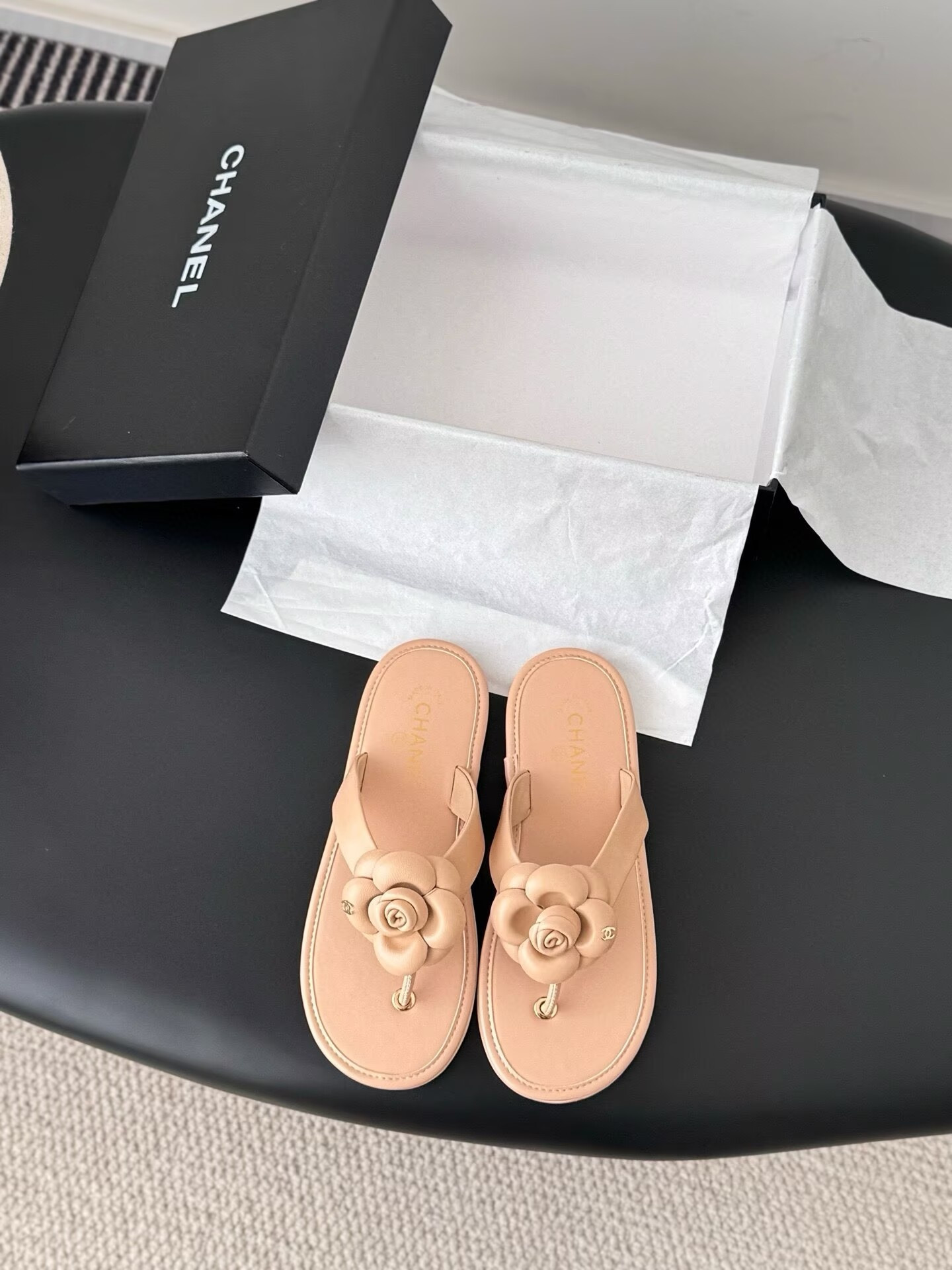 ua Ch**el thongs slides