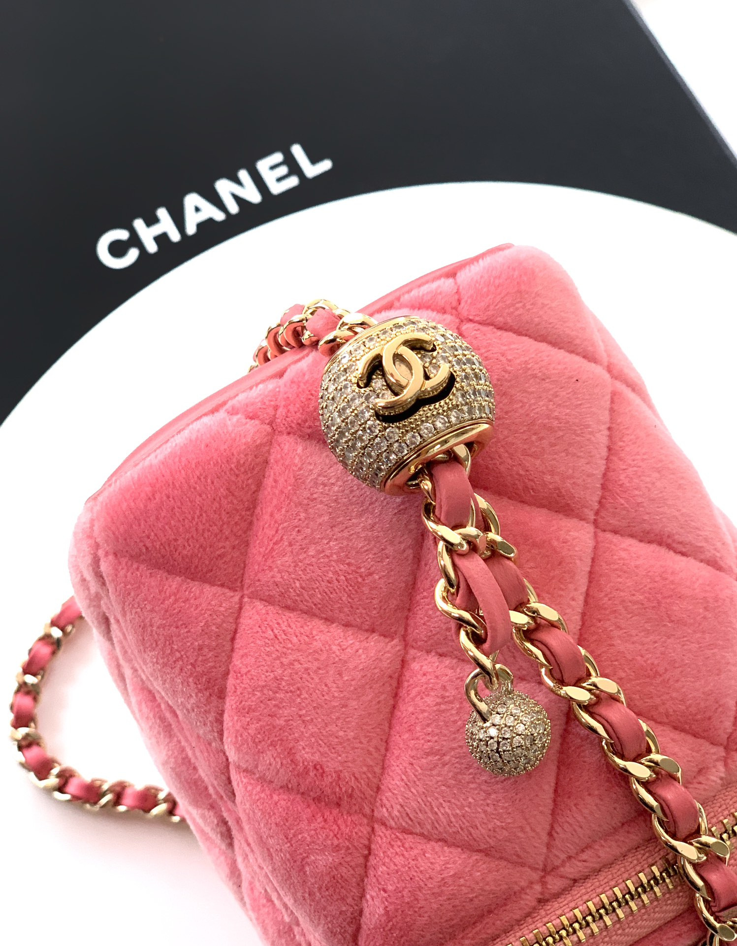 Ch**el vanity with chain 9.5x17x8cm