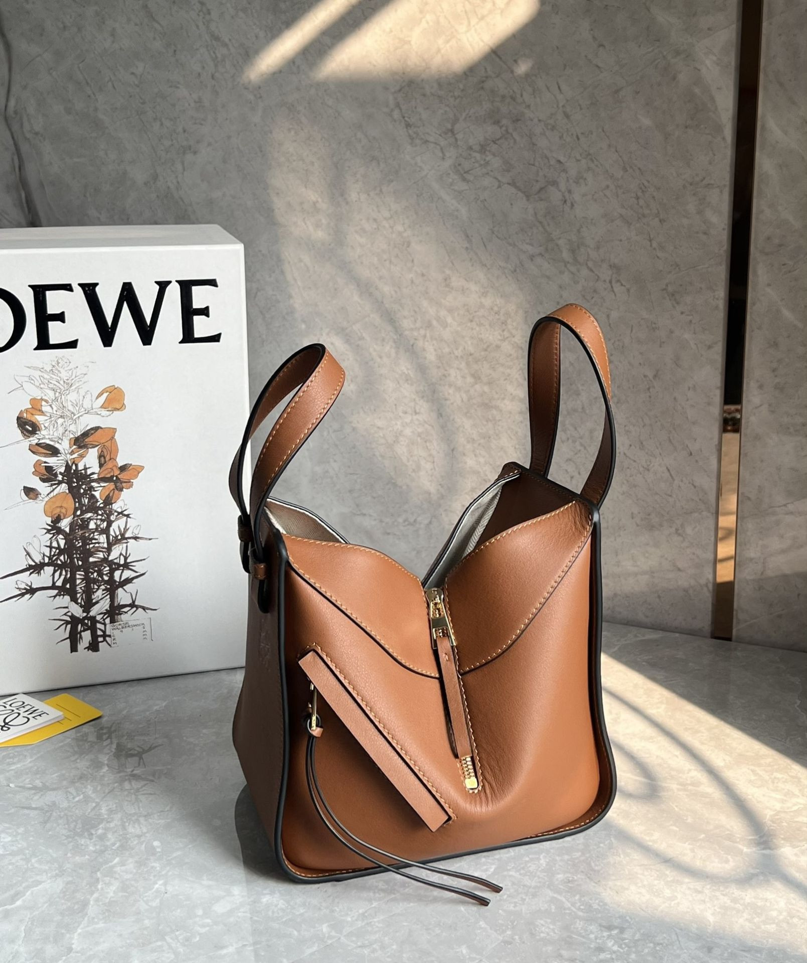 L0ew* Compact Hammock bag in classic calfskin 20.8x14.4x19.5cm