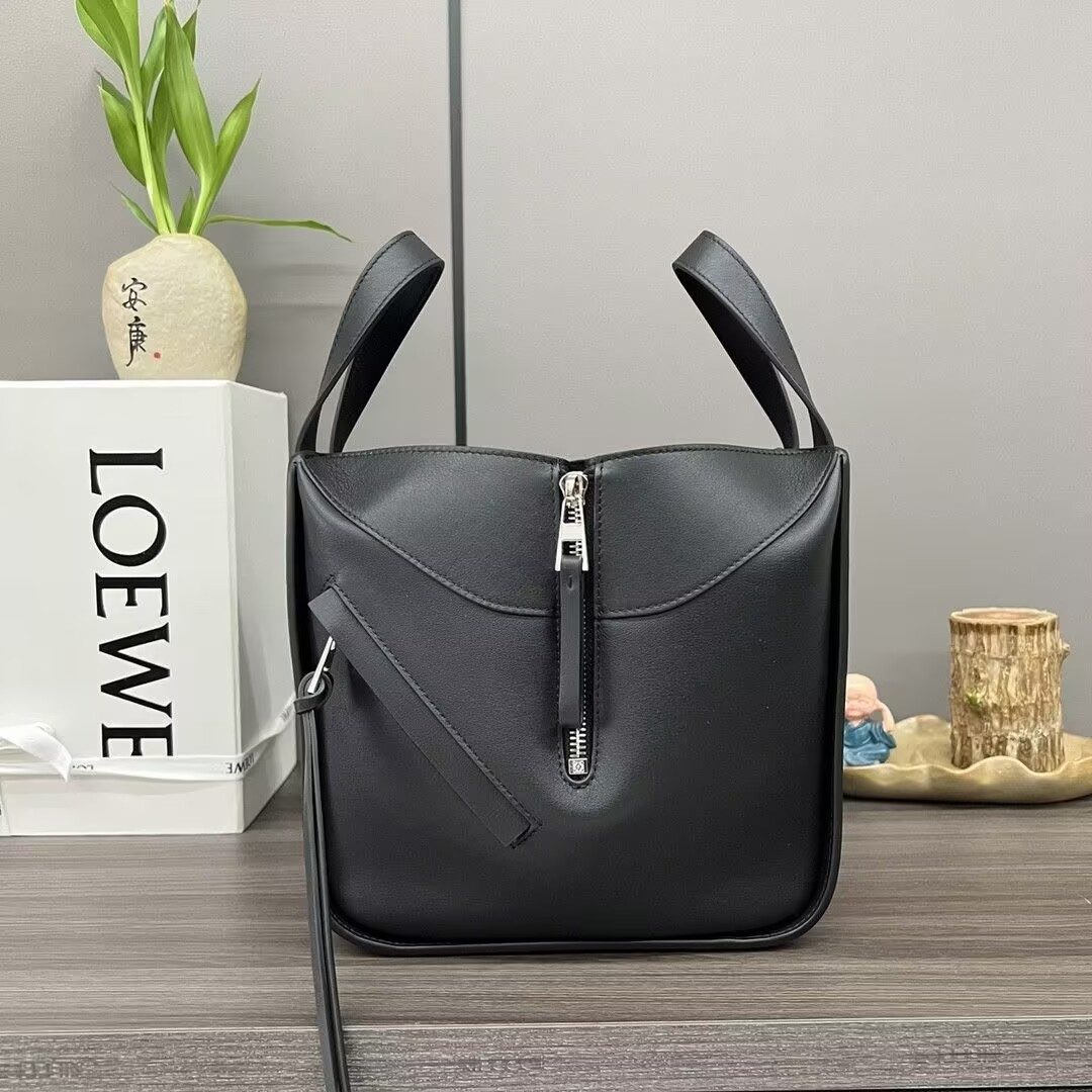 L0ew* Compact Hammock bag in classic calfskin 20.8x14.4x19.5cm