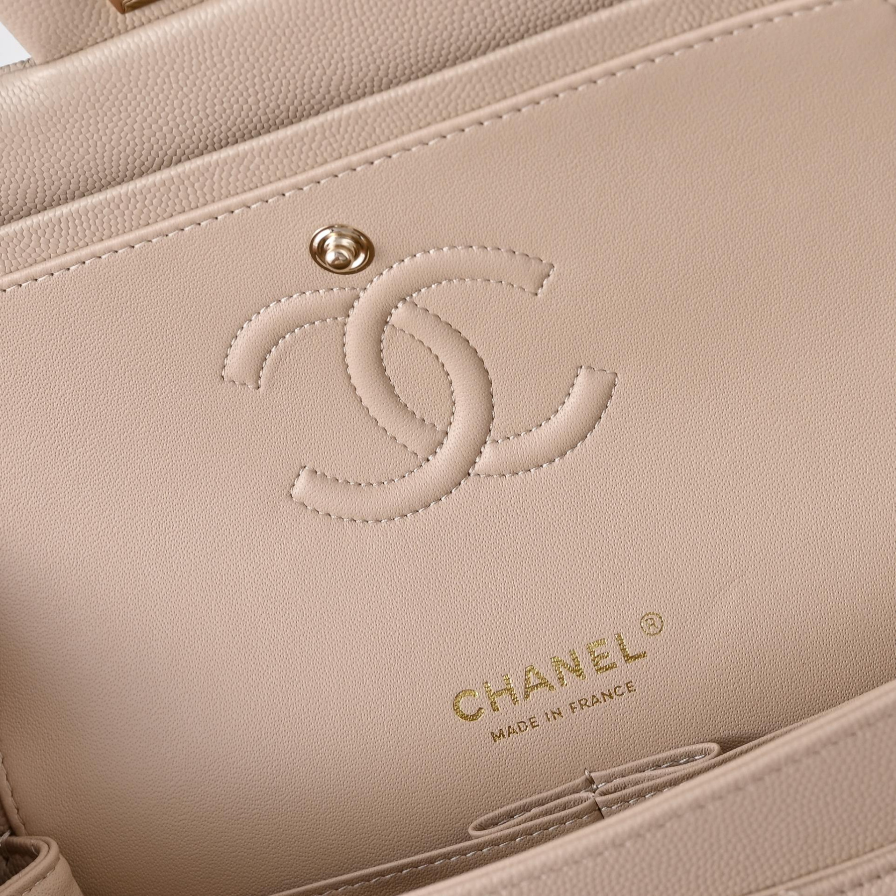Ch**el classic flap handbag milky tea with light gold hardware and caviar leather a01113 23x14.5x6cm